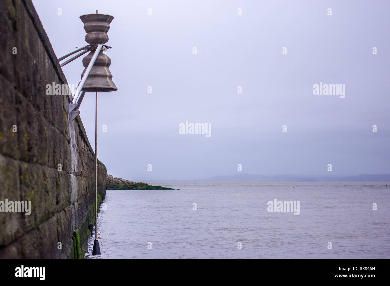 Tempo e campana di marea, pietra Jetty, Morecambe per artista Marcus Vergette Foto Stock