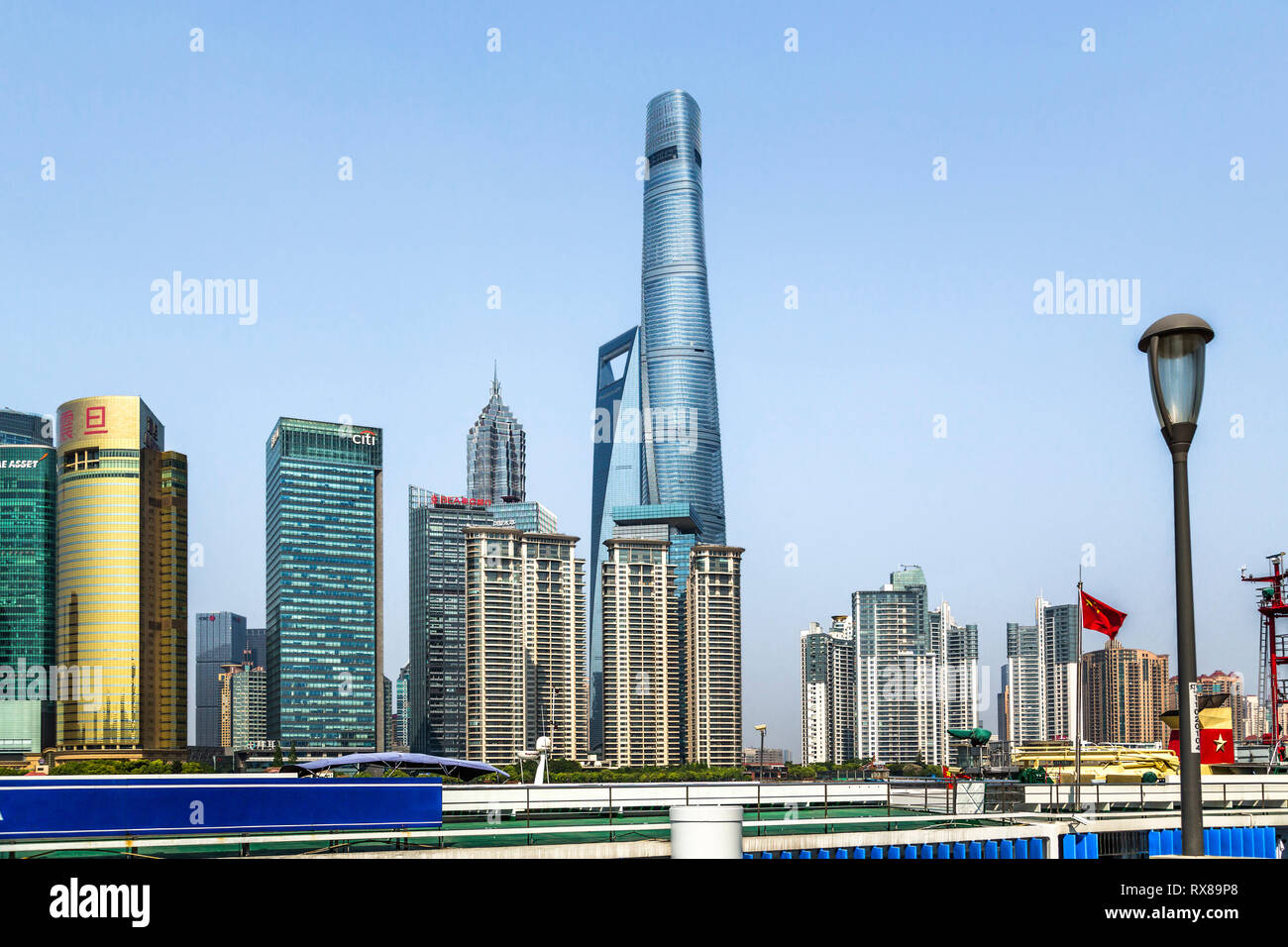 Vista dotata di Pudong Shanghai Tower, il World Financial Center di Shanghai e la Torre di Jin Mao tra le tante strutture che compongono lo skyline. Foto Stock