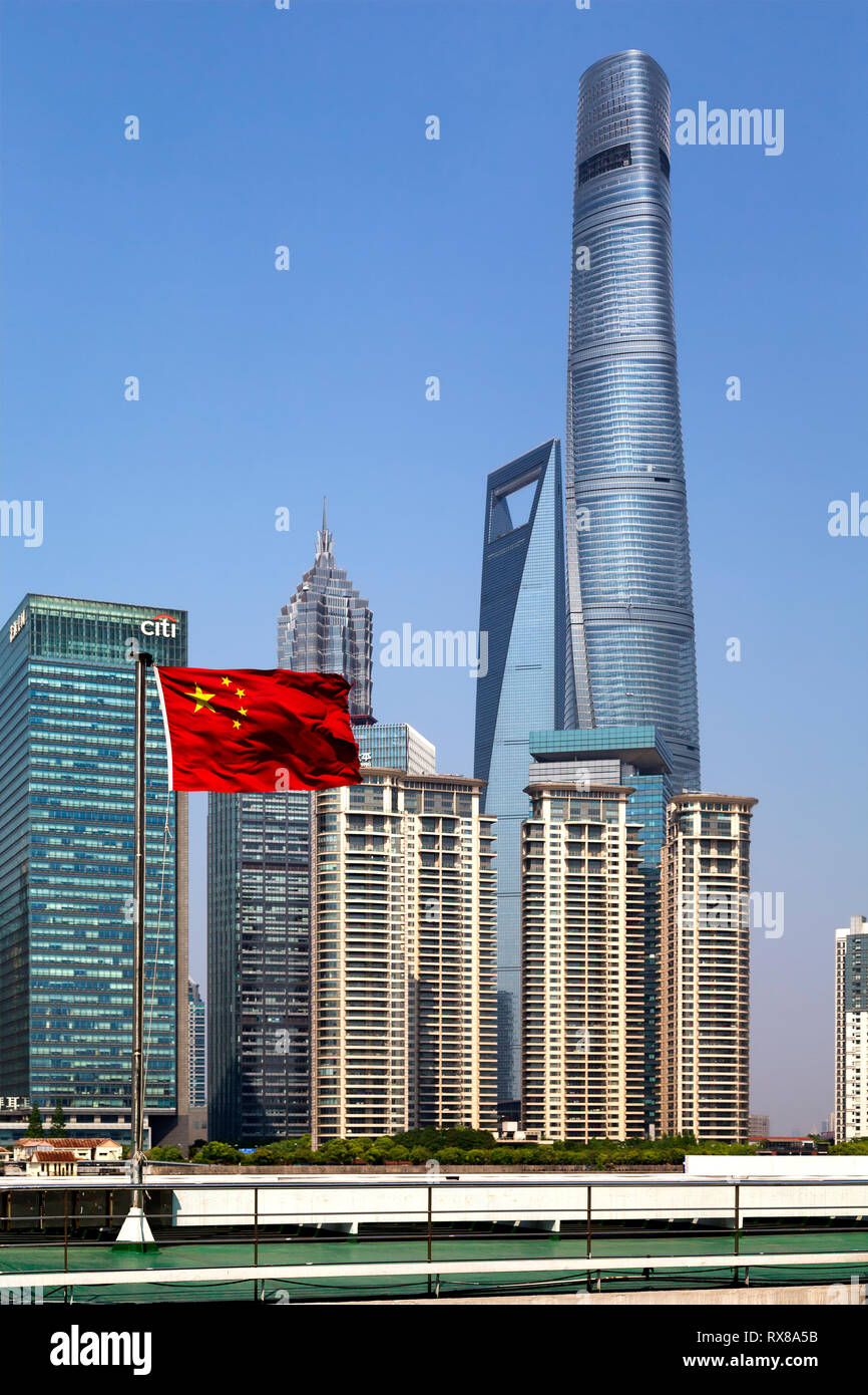 Vista dotata di Pudong Shanghai Tower, il World Financial Center di Shanghai e la Torre di Jin Mao tra le tante strutture che compongono lo skyline. Foto Stock