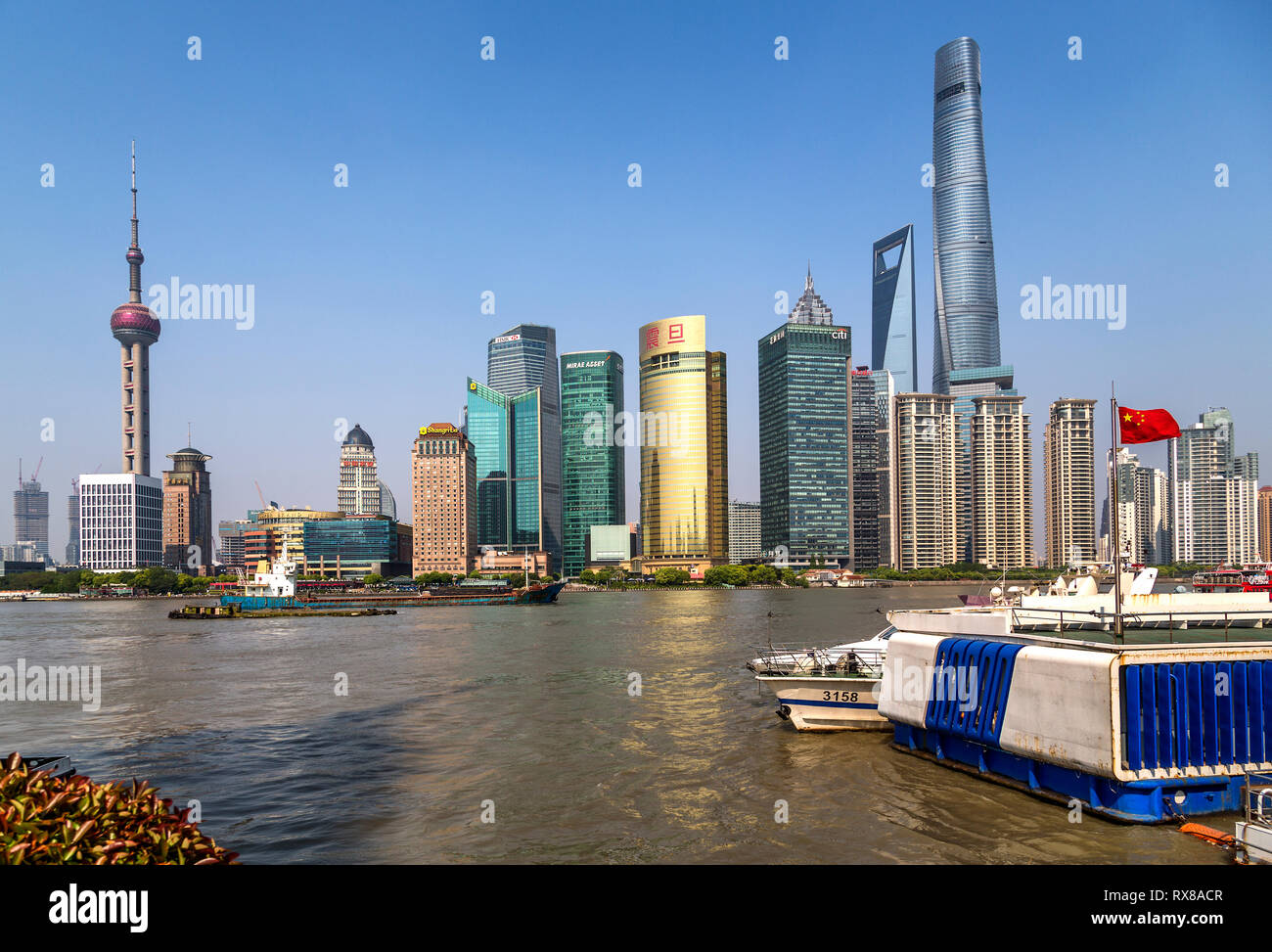 Skyline di Pudong con Shanghai Tower, il World Financial Center di Shanghai, Torre di Jin Mao e Oriental Pearl Tower tra le tante strutture. Foto Stock