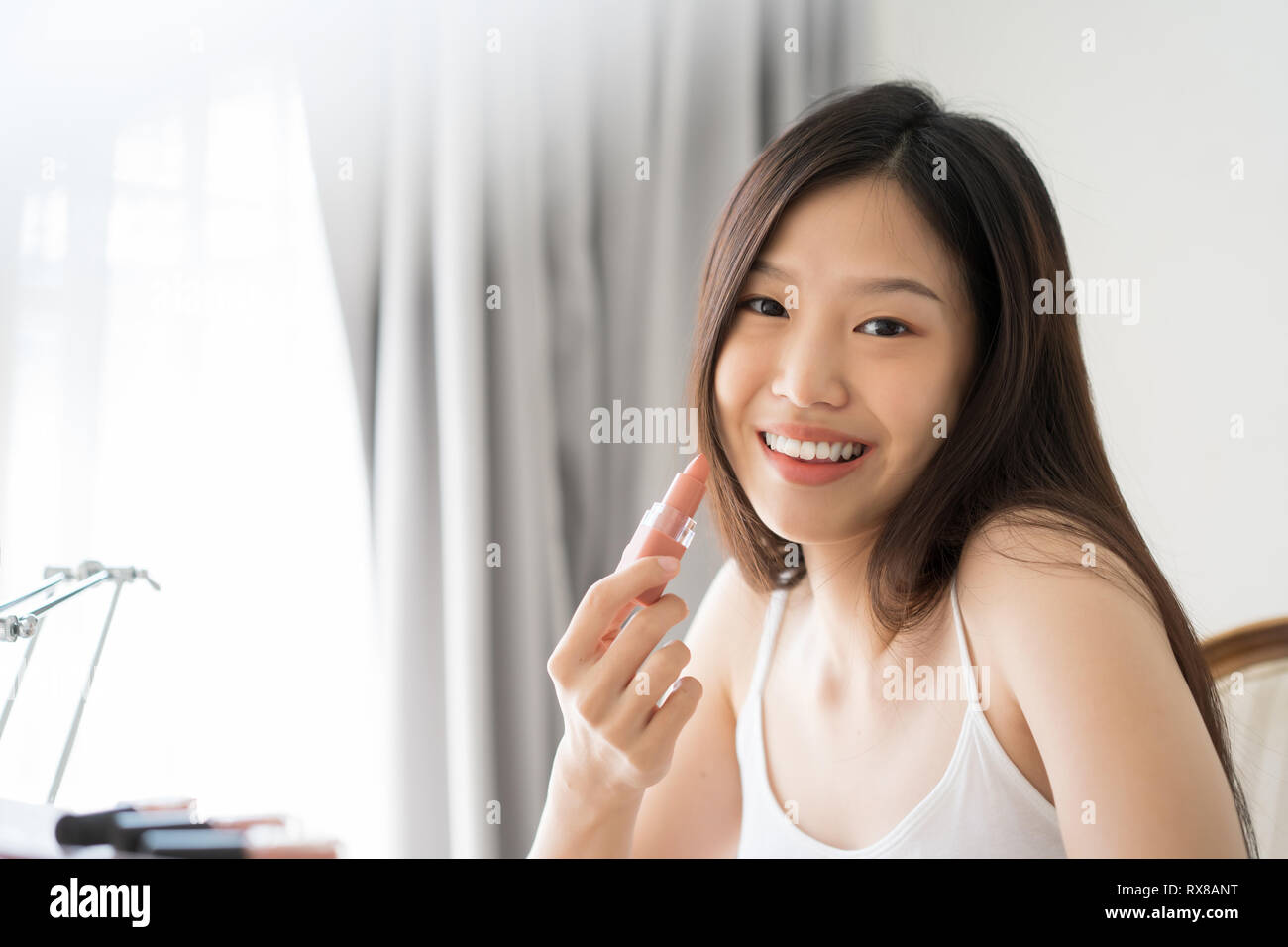 Giovani asiatici trucco femminile bellezza da rossetto Foto Stock