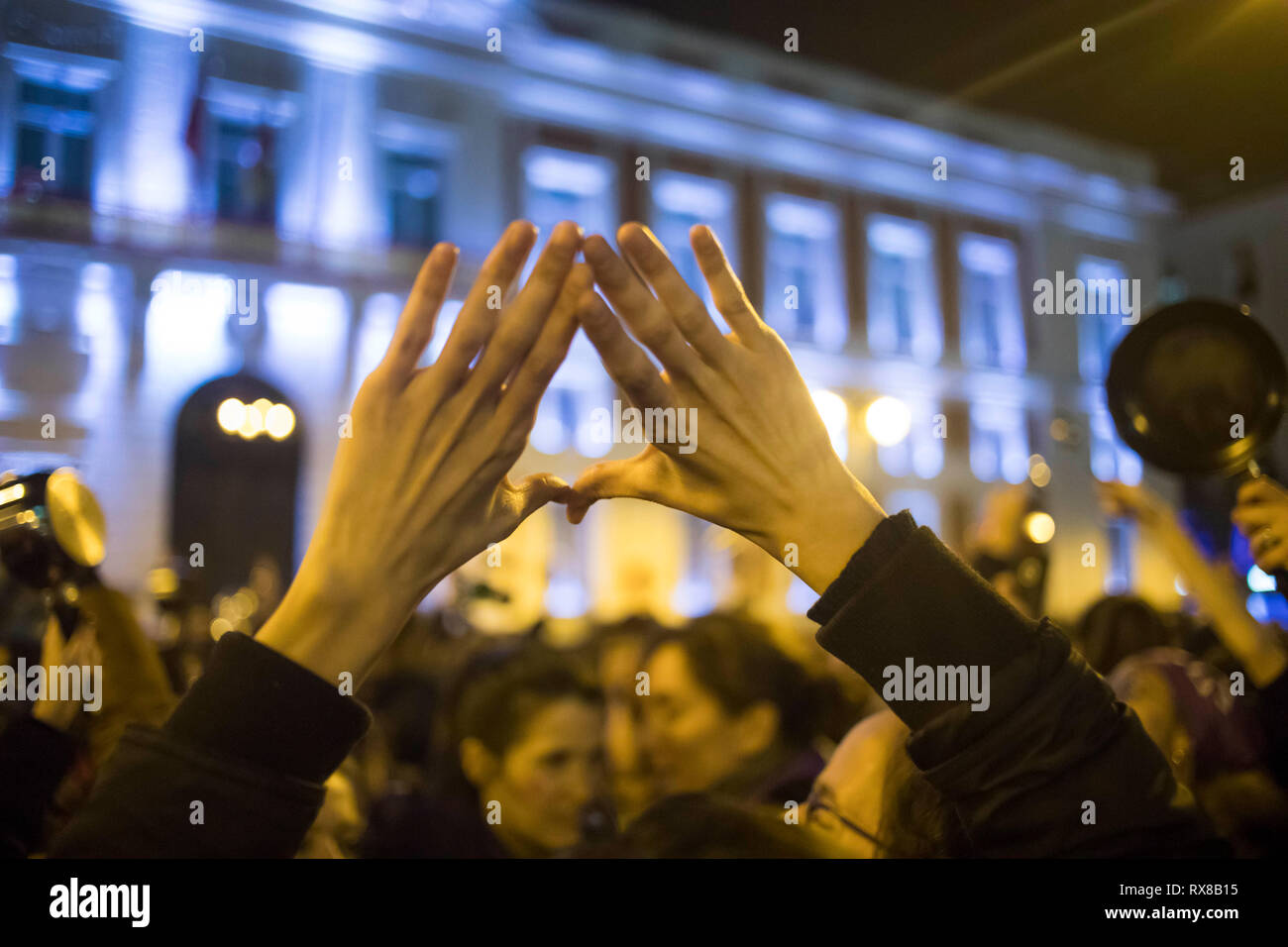 Un manifestante visti fare un segno femminista con le mani durante lo sciopero. Diverse donne sciopero durante la giornata internazionale delle donne contro la violenza di genere. Foto Stock