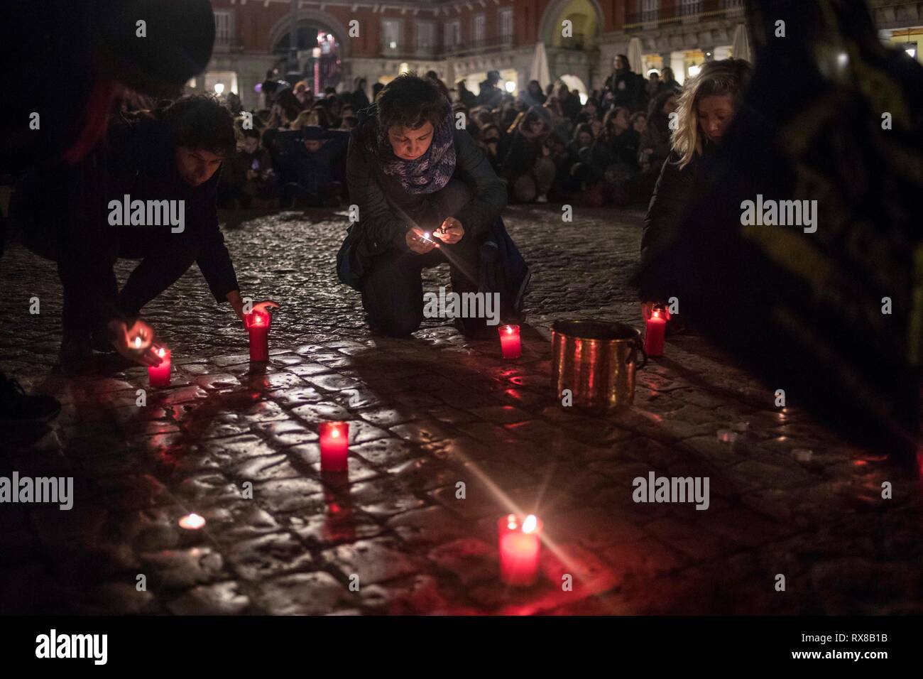 Le donne visto accendendo candele durante lo sciopero. Diverse donne sciopero durante la giornata internazionale delle donne contro la violenza di genere. Foto Stock