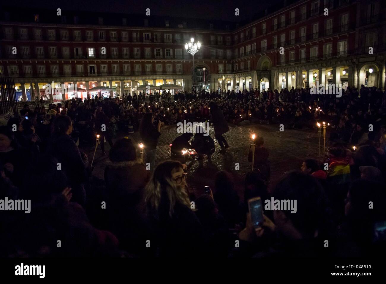 Le donne visto accendendo candele durante lo sciopero. Diverse donne sciopero durante la giornata internazionale delle donne contro la violenza di genere. Foto Stock