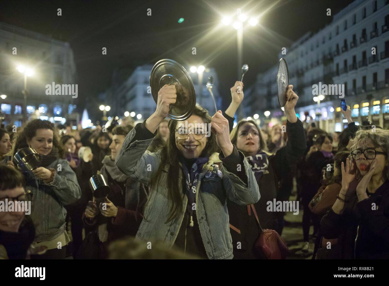Le donne si vede un battito padelle durante lo sciopero. Diverse donne sciopero durante la giornata internazionale delle donne contro la violenza di genere. Foto Stock