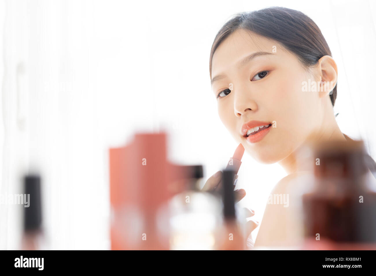 Giovani asiatici trucco femminile bellezza da rossetto. Foto Stock