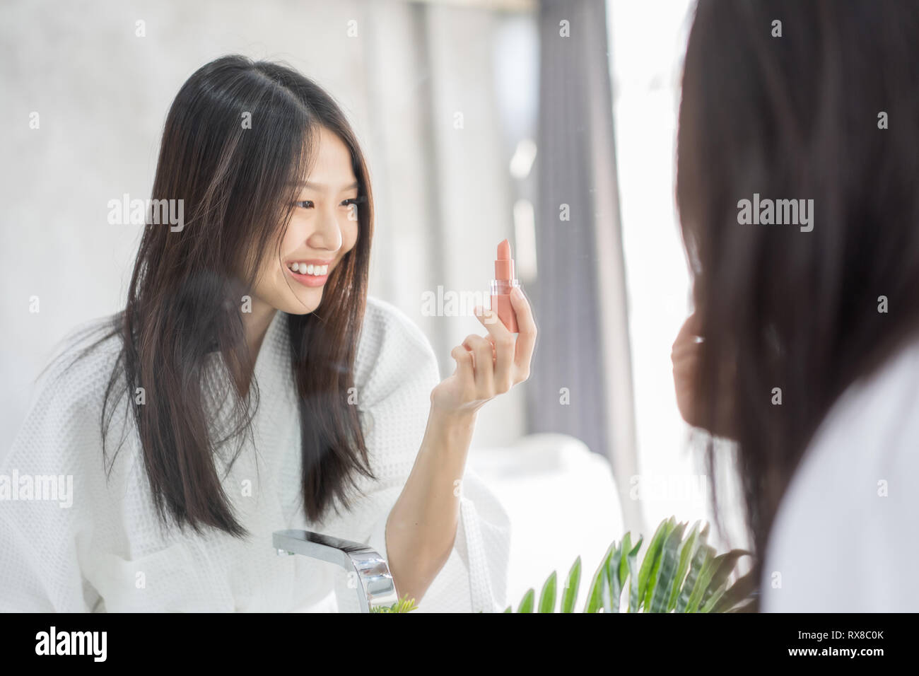 Giovani asiatici trucco femminile bellezza da rossetto Foto Stock