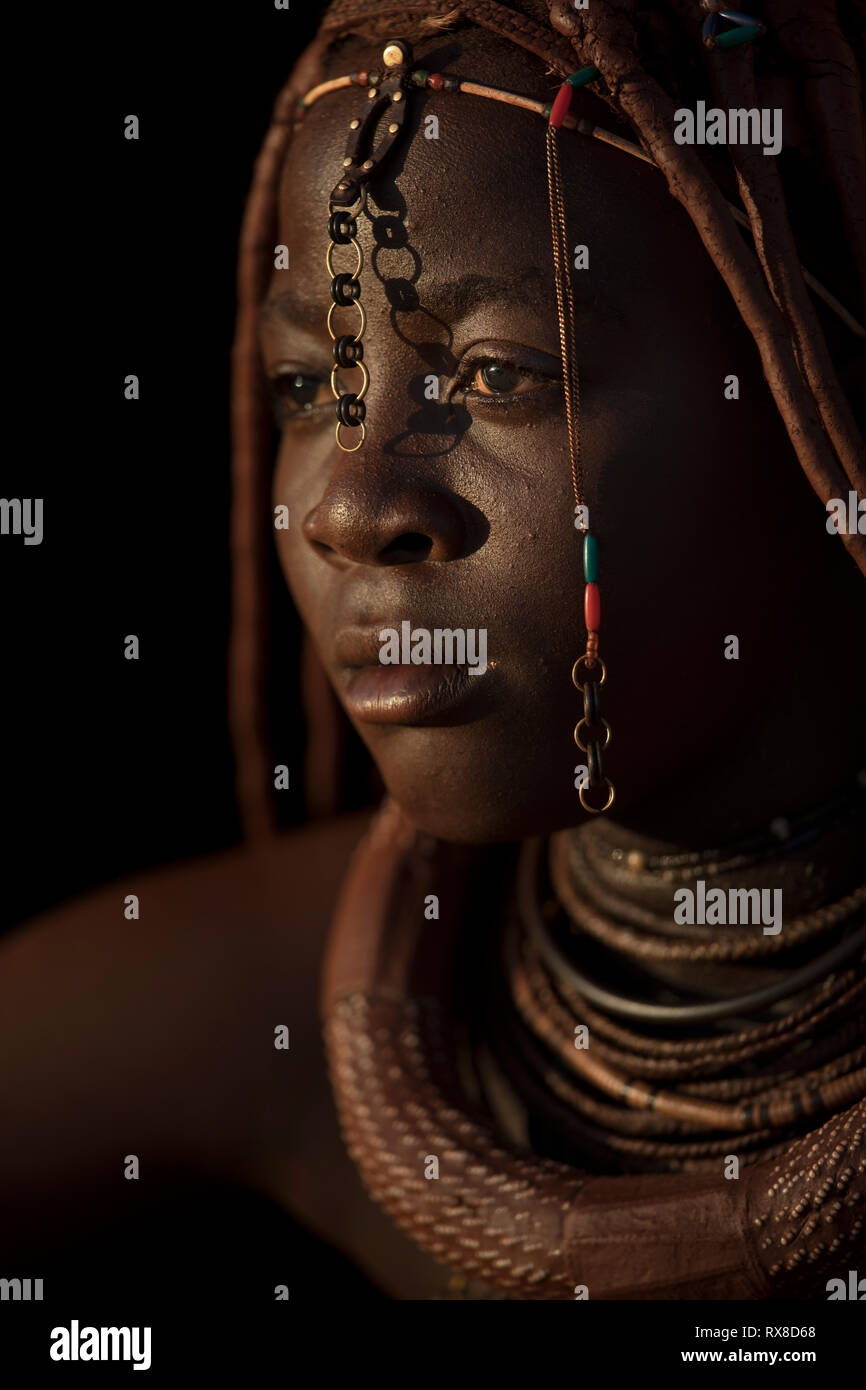Un ritratto di una donna Himba della Namibia. Foto Stock
