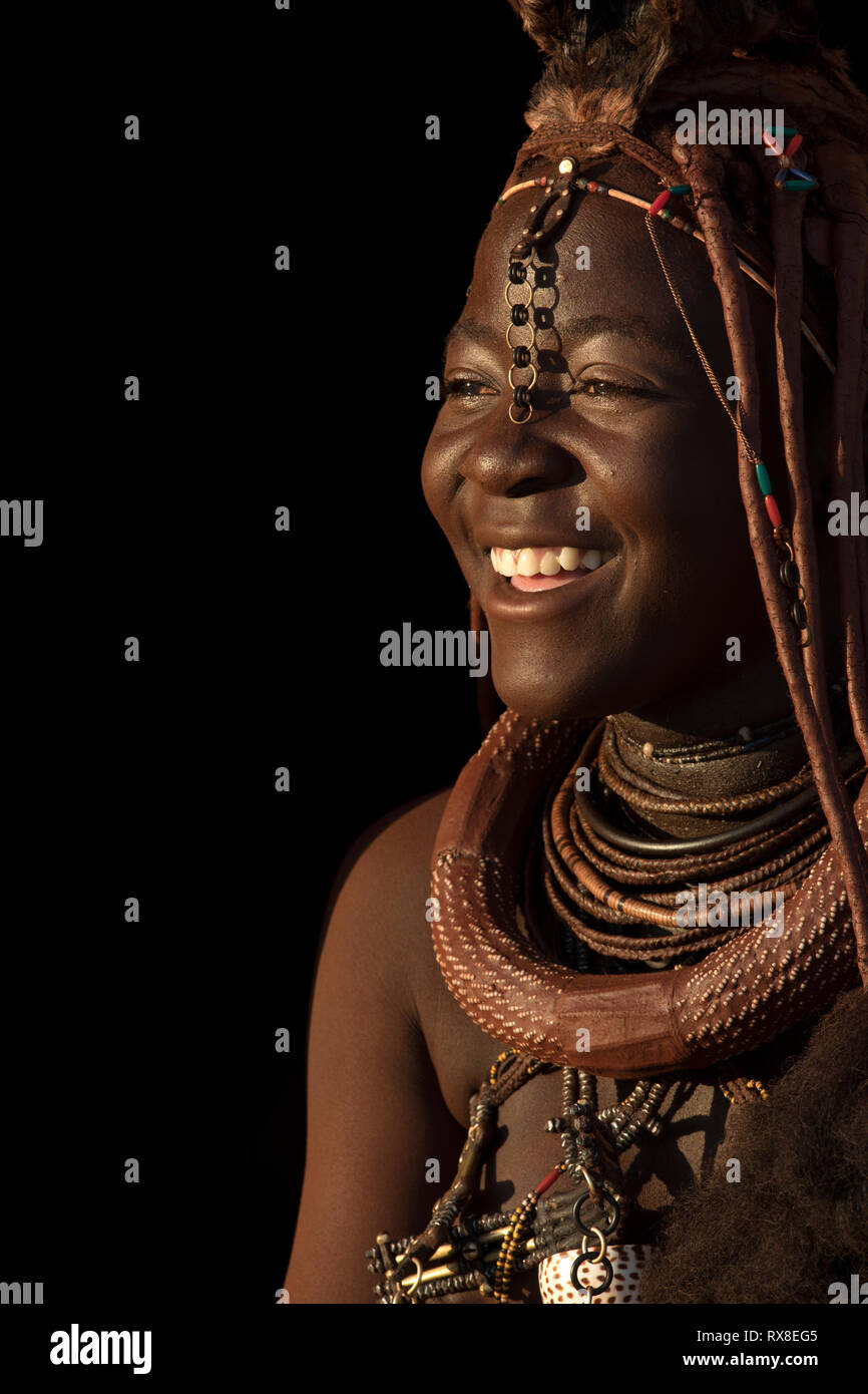 Un ritratto di una donna Himba della Namibia. Foto Stock