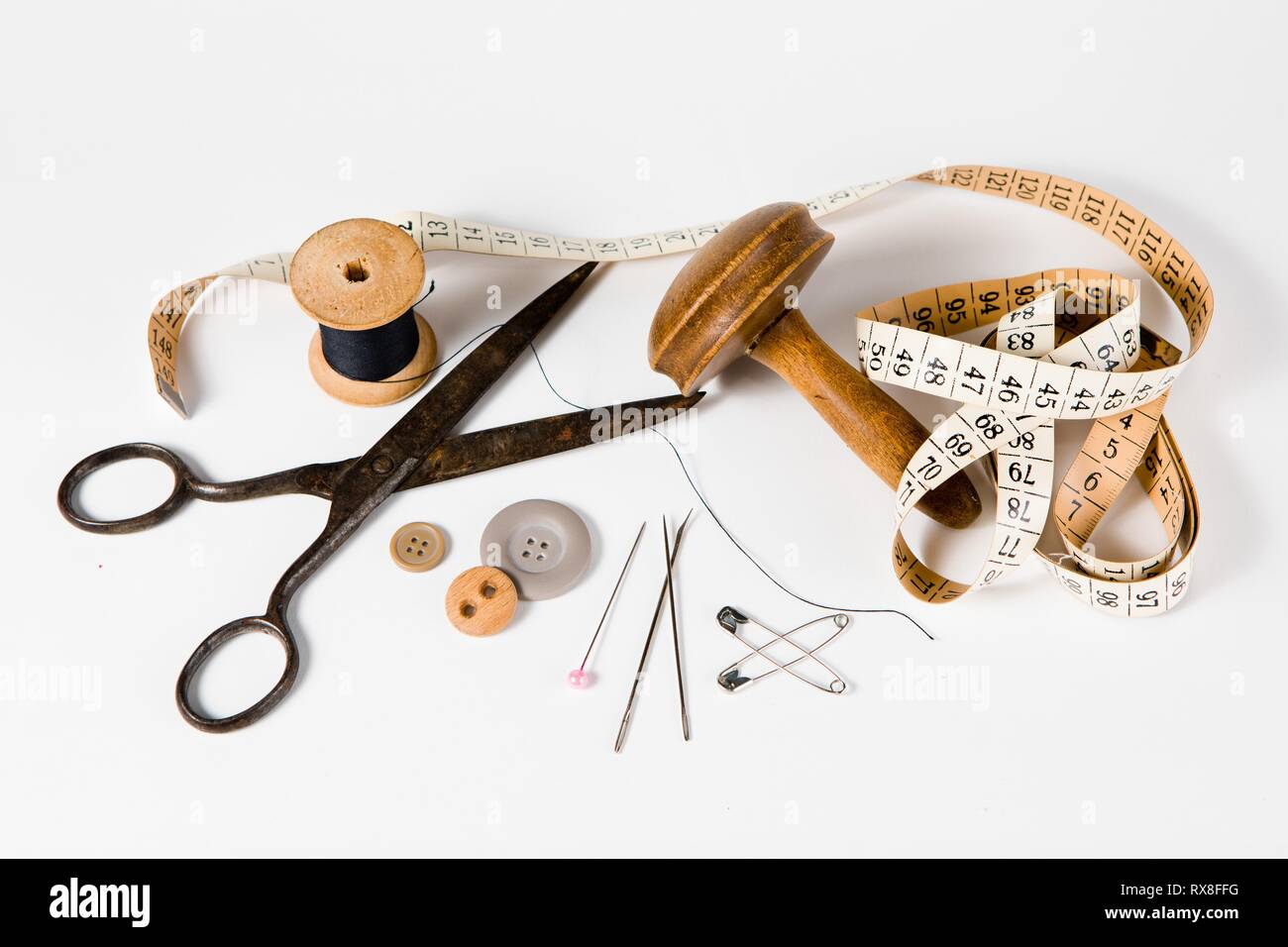 Personalizzare ancora vita set - strumenti vintage per fatti a mano sartoria personalizzata industria. Su sfondo bianco. Foto Stock
