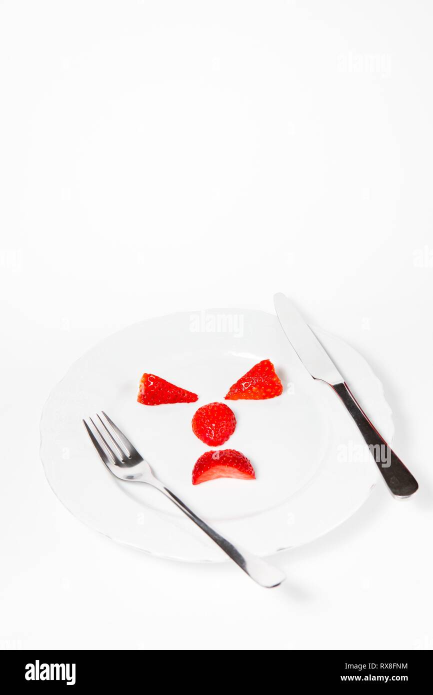 Emoticon fanno da fragole dicendo - mente il peso del tuo corpo - calcolare le calorie prima di mangiare. Foto Stock