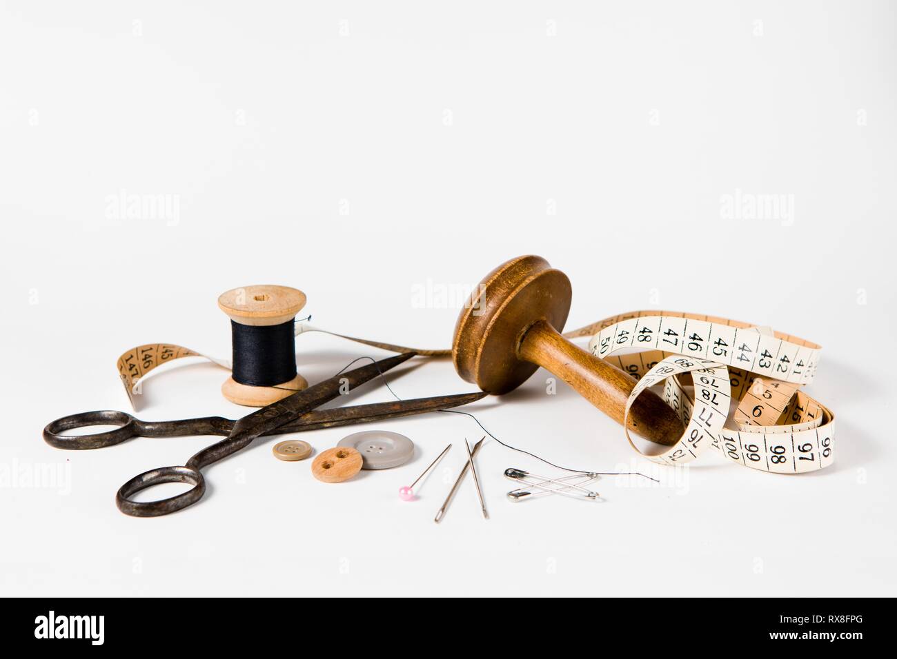 Personalizzare ancora vita set - strumenti vintage per fatti a mano sartoria personalizzata industria. Su sfondo bianco. Foto Stock