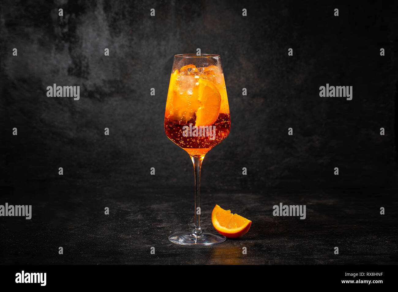Bicchiere di aperol spritz cocktail su sfondo nero Foto Stock