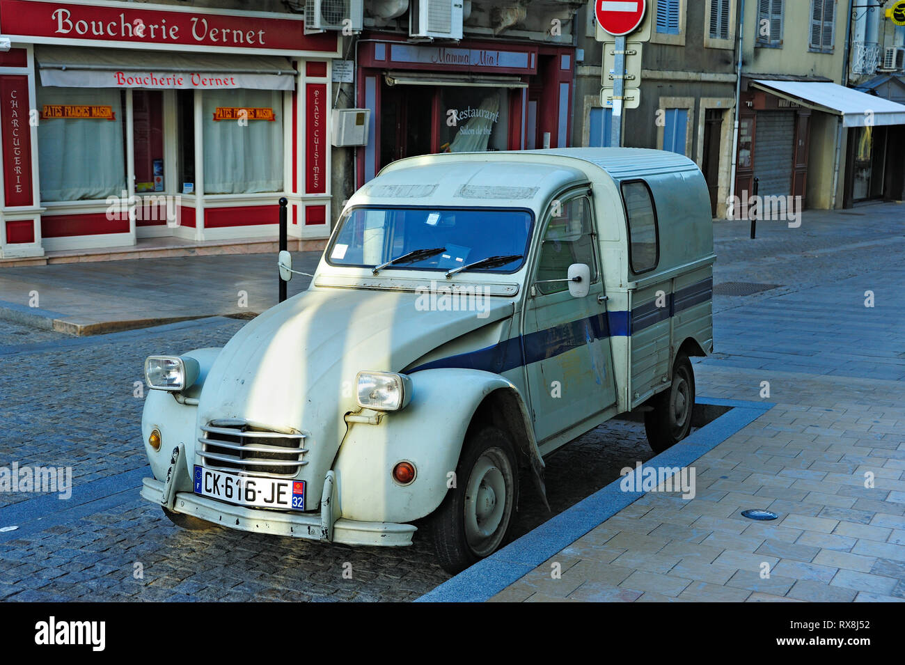Parcheggiato Citroen 2CV van, preservativo, dipartimento di Gers, Nuova Aquitaine, Francia Foto Stock