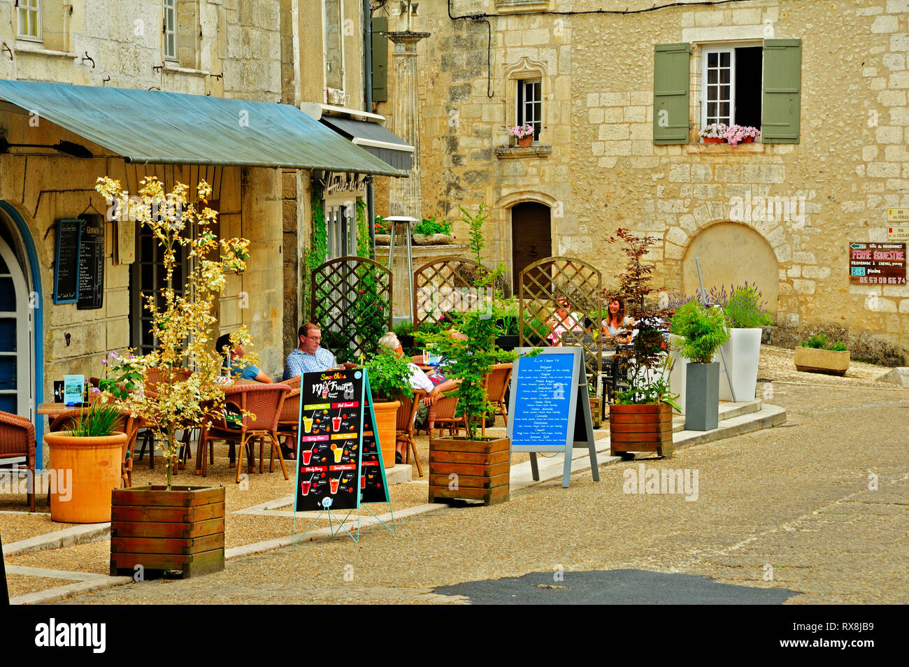 Ristorante esterno, Bourdeilles, Dipartimento di Dordogne, Nuova Aquitaine, Francia Foto Stock