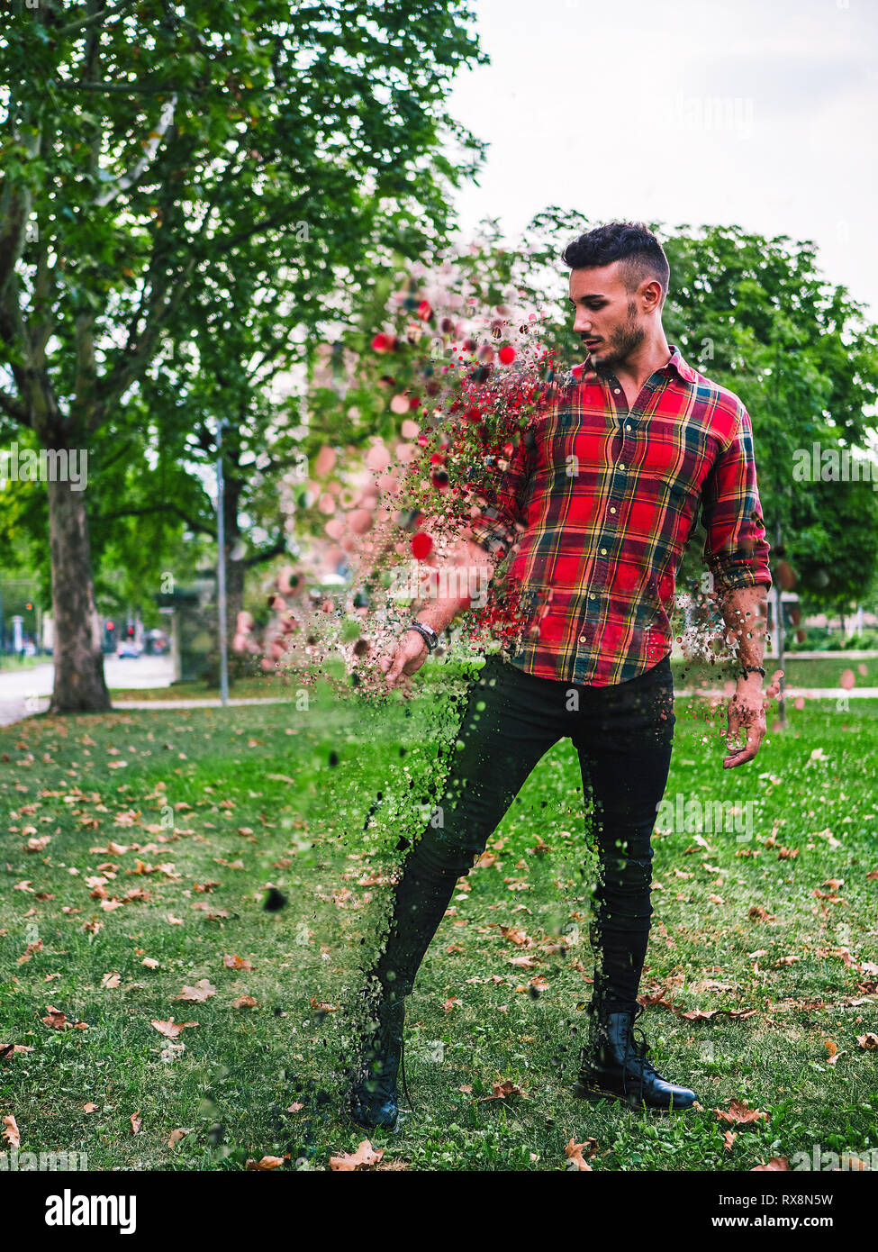 Moderno e giovane uomo bello in effetti di diffusione Foto Stock