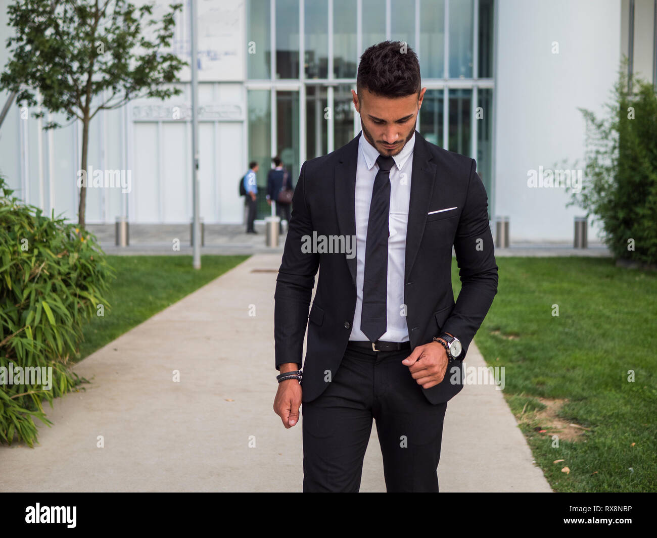 Elegante e bello, giovane uomo che indossa abiti da lavoro Foto stock -  Alamy