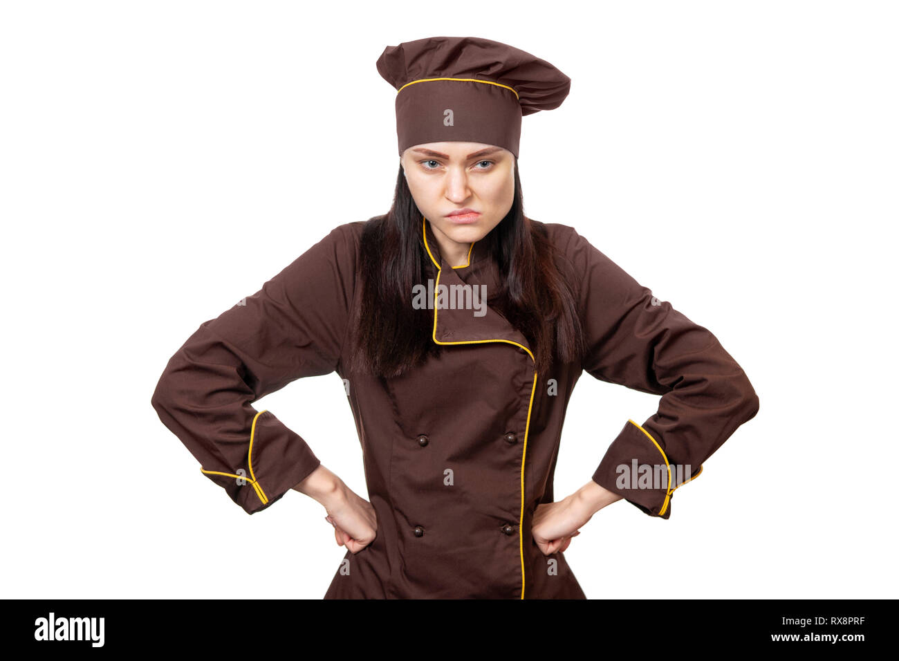 Arrabbiato chef femmina mettere le mani sui fianchi isolati su sfondo bianco Foto Stock