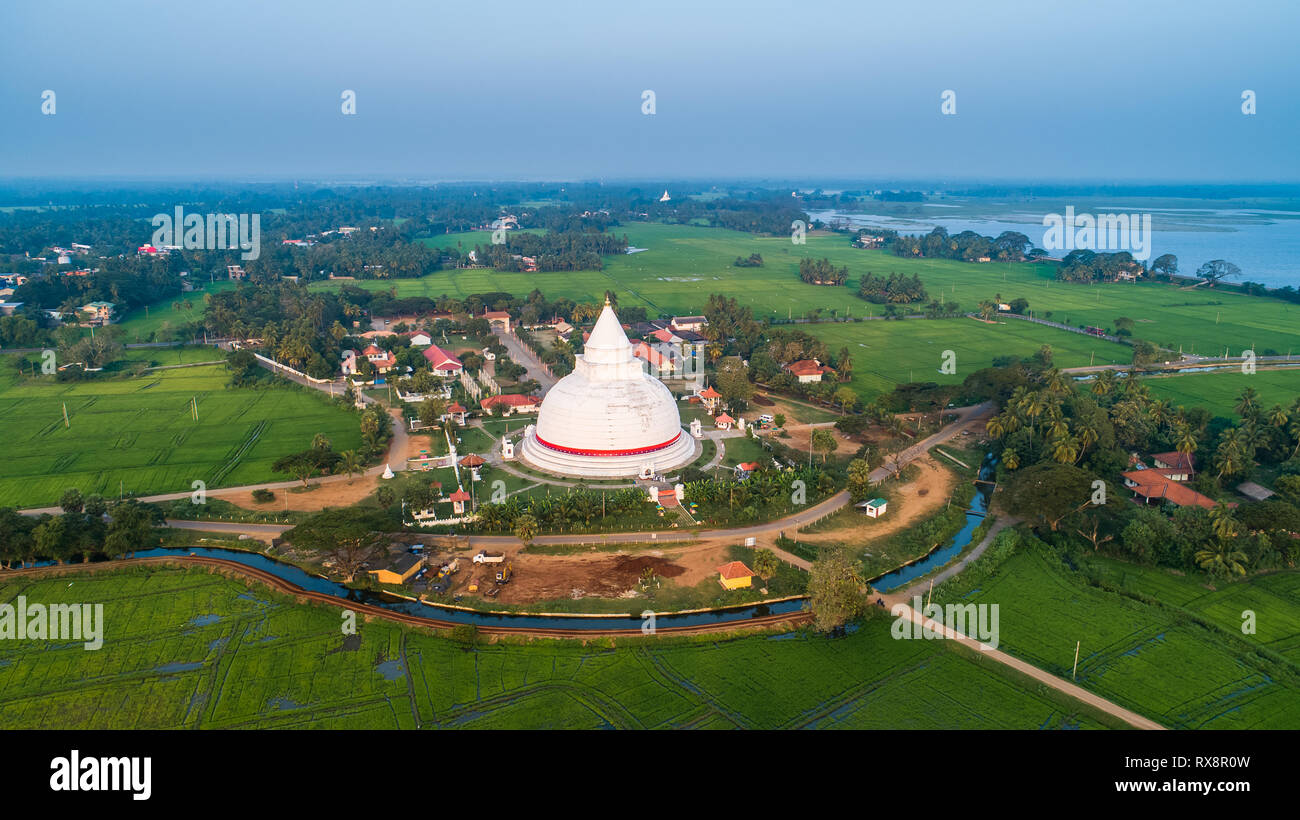 Tissamaharama Raja Maha Vihara è un antico tempio buddista in Tissamaharama, della provincia meridionale di Sri Lanka. Foto Stock