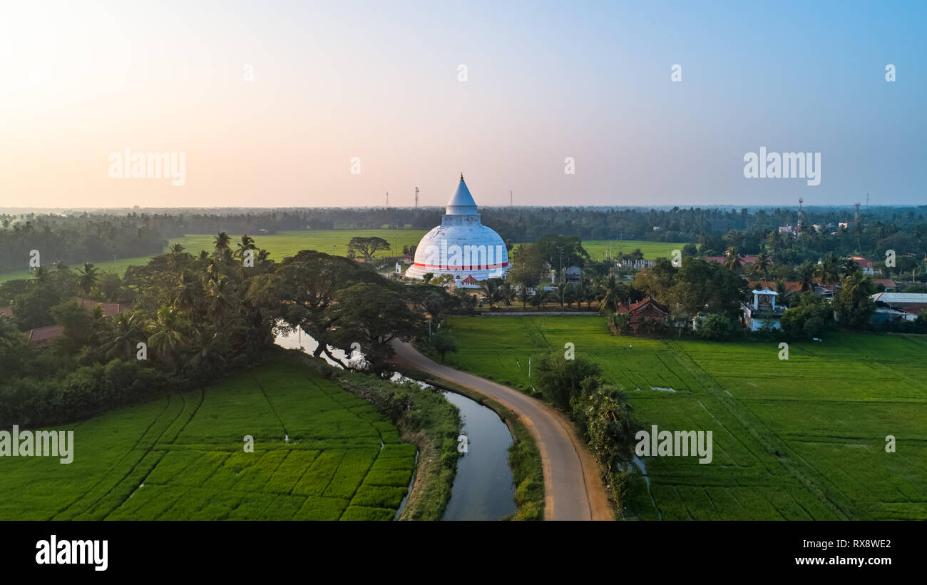 Tissamaharama Raja Maha Vihara è un antico tempio buddista in Tissamaharama, della provincia meridionale di Sri Lanka. Foto Stock