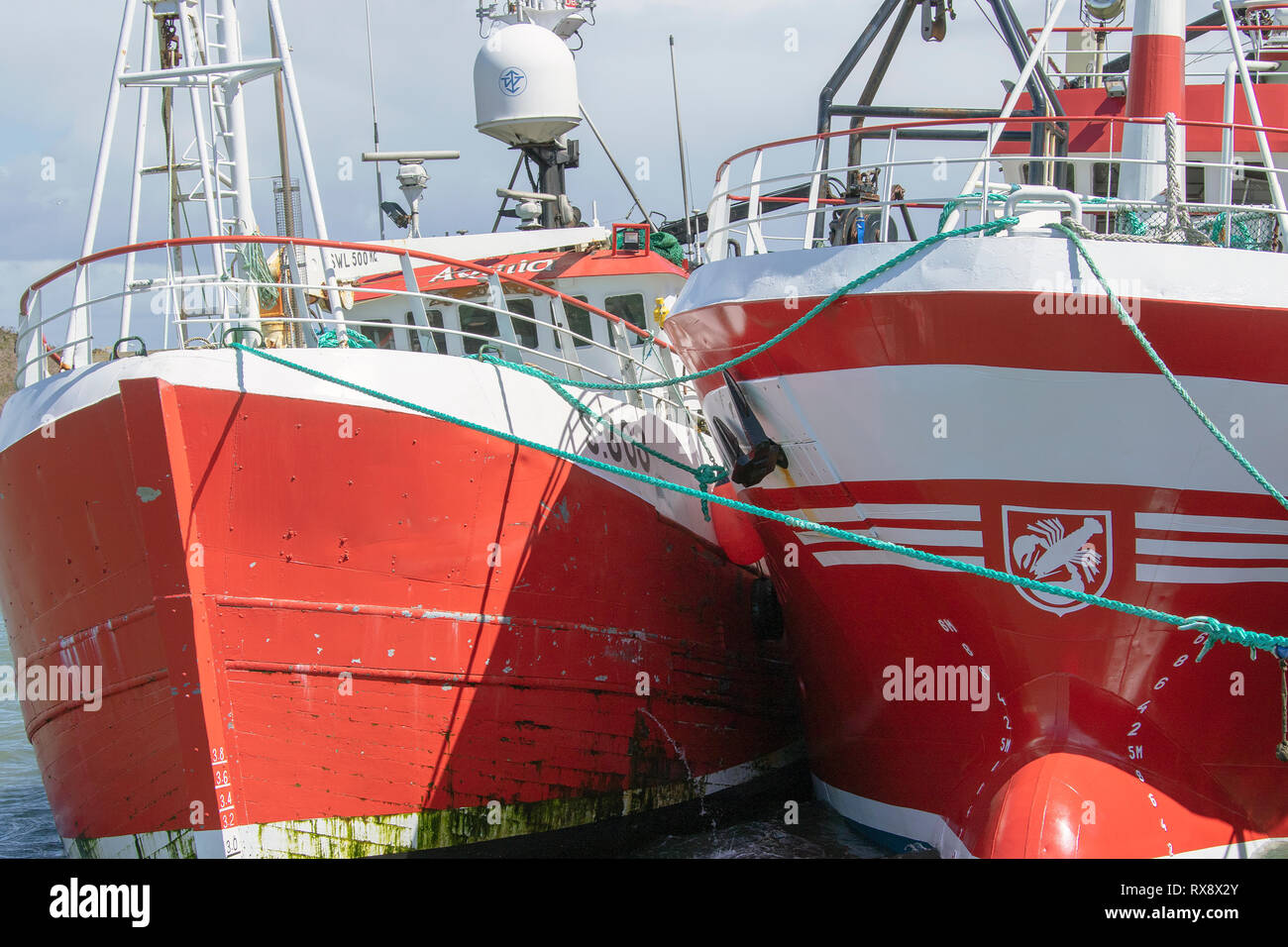 Le navi per la pesca a strascico il porto di Baltimora West Cork in Irlanda Foto Stock