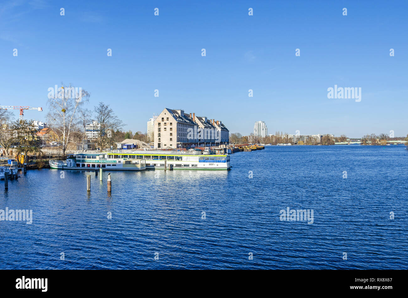 Berlino, Germania - 22 Febbraio 2019: Maselake baia del fiume Havel con tre edifici dell'ex magazzino dell'esercito di razioni alimentari dipartimento unde Foto Stock