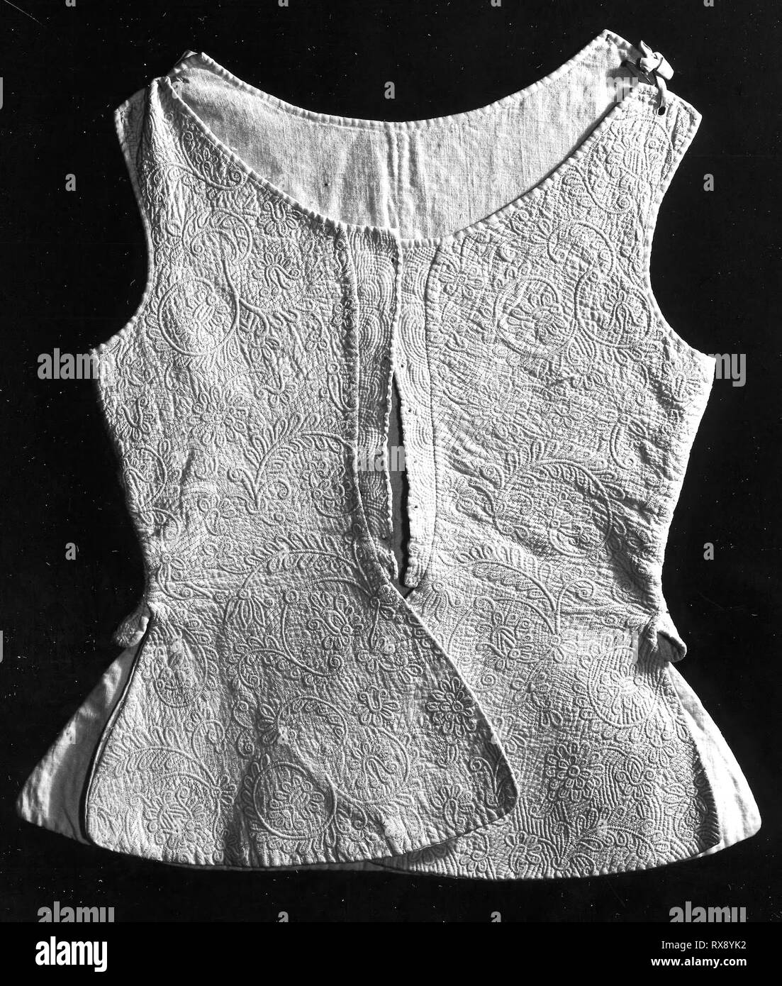 Donna di gilet. In Inghilterra. Data: 1701-1725. Dimensioni: 52,6 × 43,5 cm (20 3/4 × 17 1/8 in.). Biancheria, ad armatura a tela; ricamati con fili di seta, disegno rialzato su corde backstitched e sullo sfondo coperto con backstitch il riempimento in modo di trapuntatura. Origine: Inghilterra. Museo: Chicago Art Institute. Foto Stock