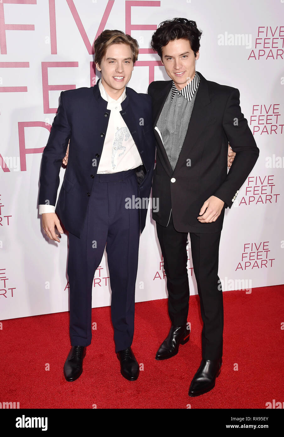 WESTWOOD, CA - MARZO 07: Dylan Coniuge (L) e Cole Sprouse assistere alla premiere di Lionsgate 'Cinque Piedi Apart" al Fox Bruin Theatre il 07 marzo 2019 Foto Stock
