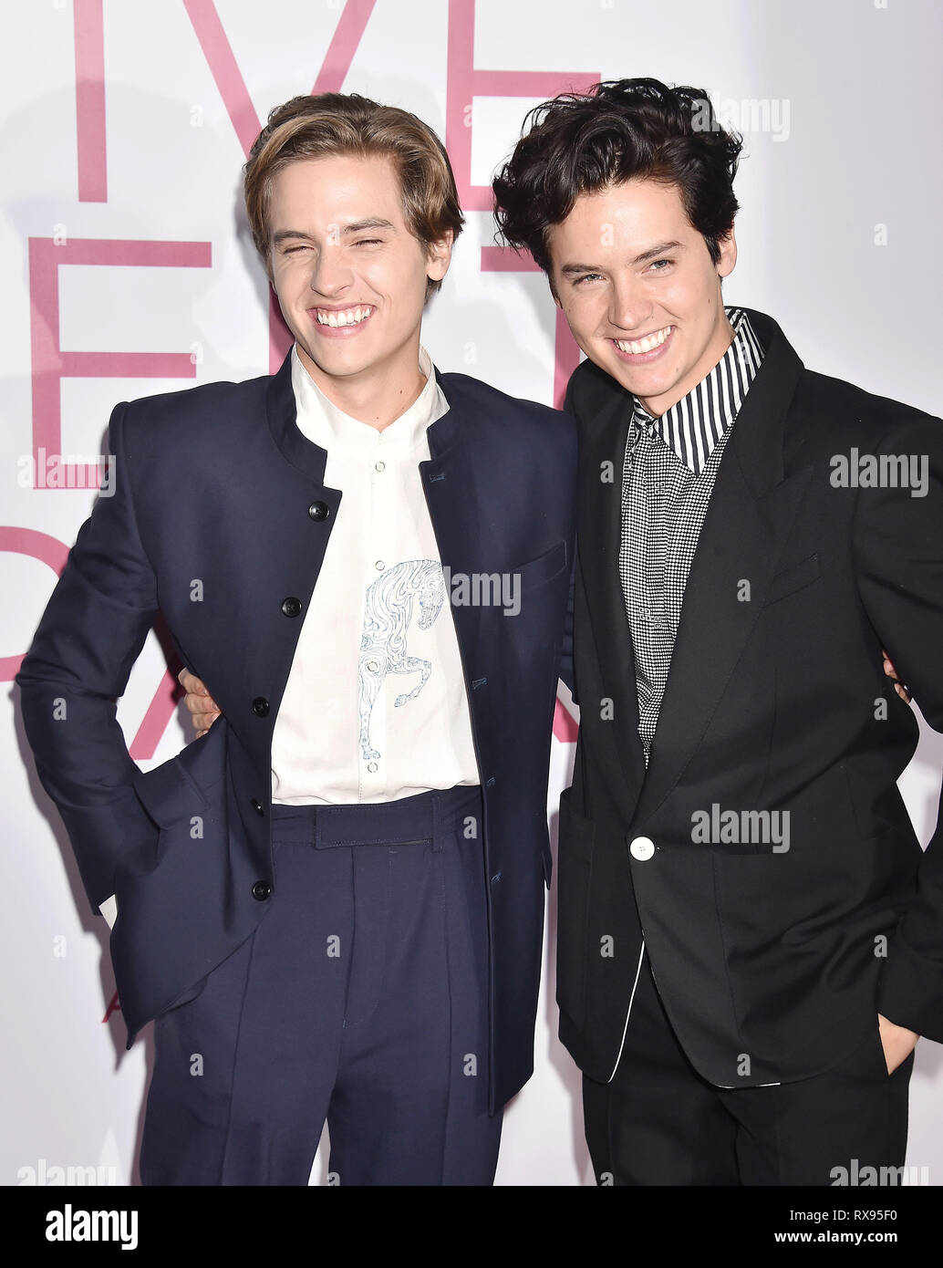 WESTWOOD, CA - MARZO 07: Dylan Coniuge (L) e Cole Sprouse assistere alla premiere di Lionsgate 'Cinque Piedi Apart" al Fox Bruin Theatre il 07 marzo 2019 Foto Stock