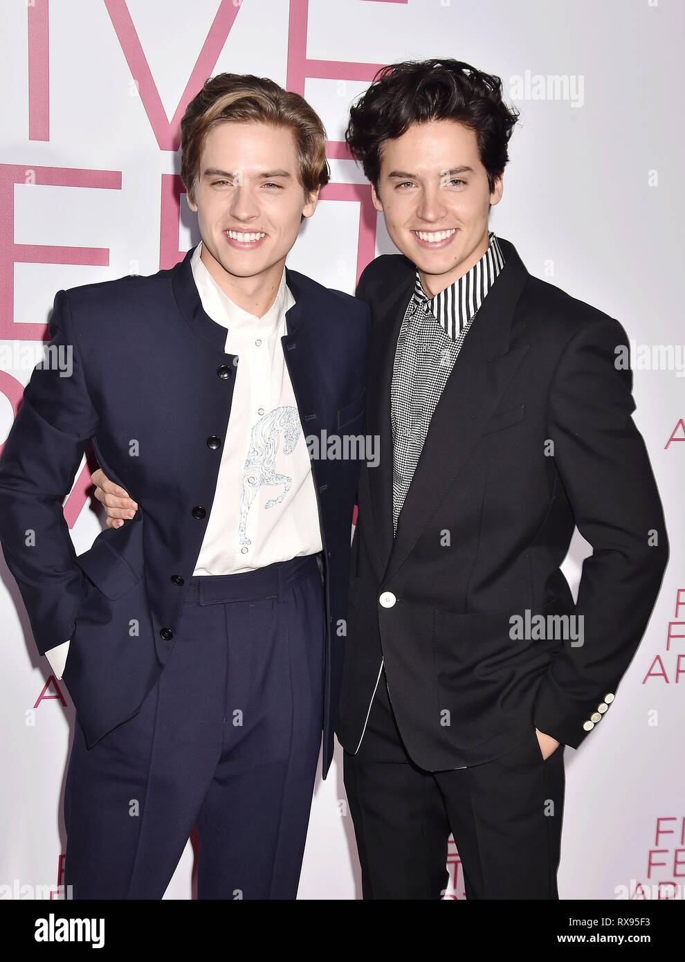 WESTWOOD, CA - MARZO 07: Dylan Coniuge (L) e Cole Sprouse assistere alla premiere di Lionsgate 'Cinque Piedi Apart" al Fox Bruin Theatre il 07 marzo 2019 Foto Stock