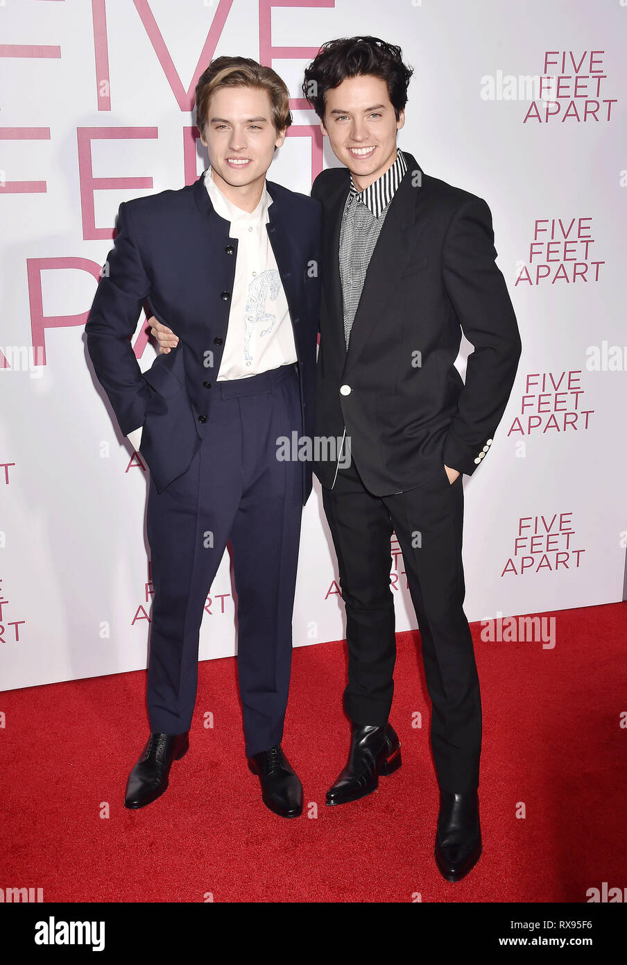 WESTWOOD, CA - MARZO 07: Dylan Coniuge (L) e Cole Sprouse assistere alla premiere di Lionsgate 'Cinque Piedi Apart" al Fox Bruin Theatre il 07 marzo 2019 Foto Stock