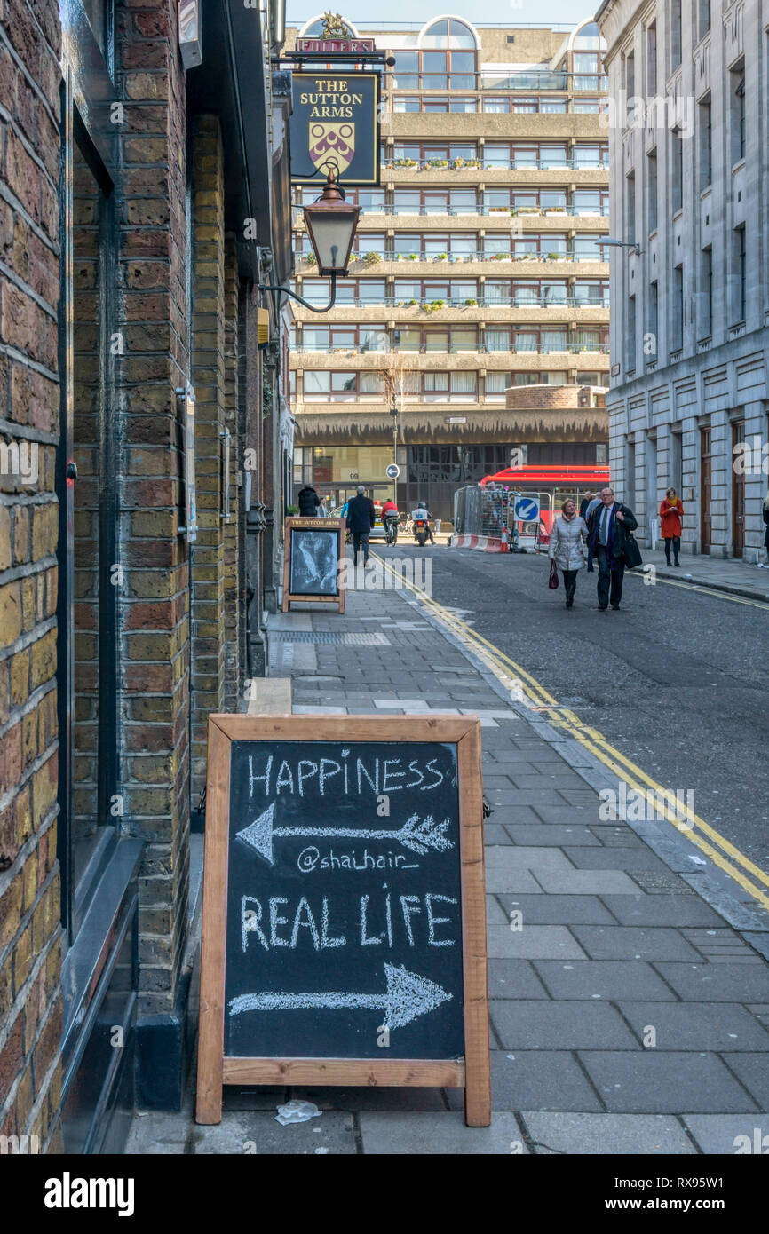 Scelta tra la felicità e la vita reale segno sulla pavimentazione. Foto Stock