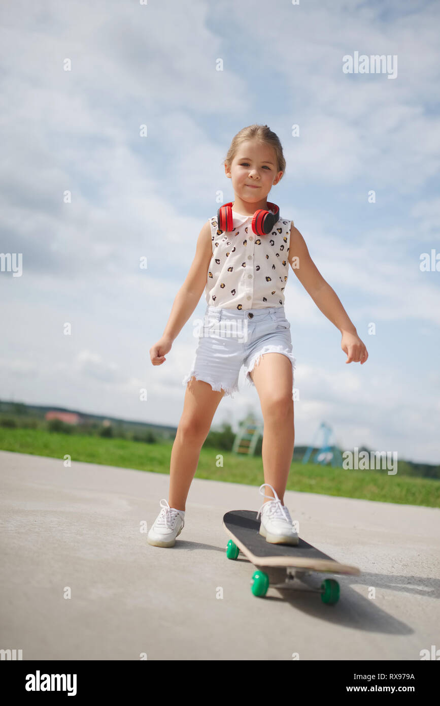 Piccolo felice ragazza con i capelli lunghi Foto Stock