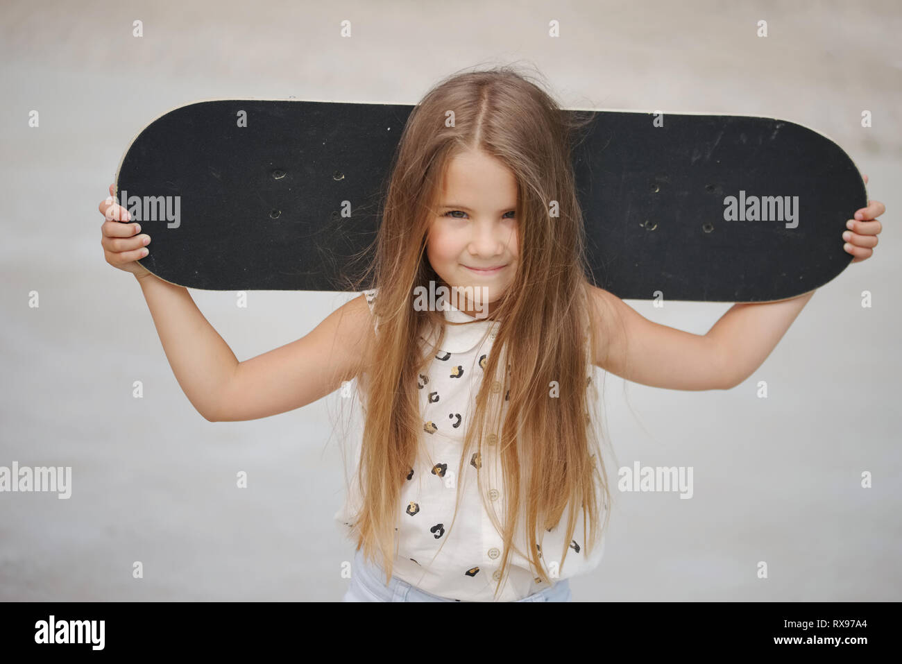 Piccolo felice ragazza con i capelli lunghi Foto Stock