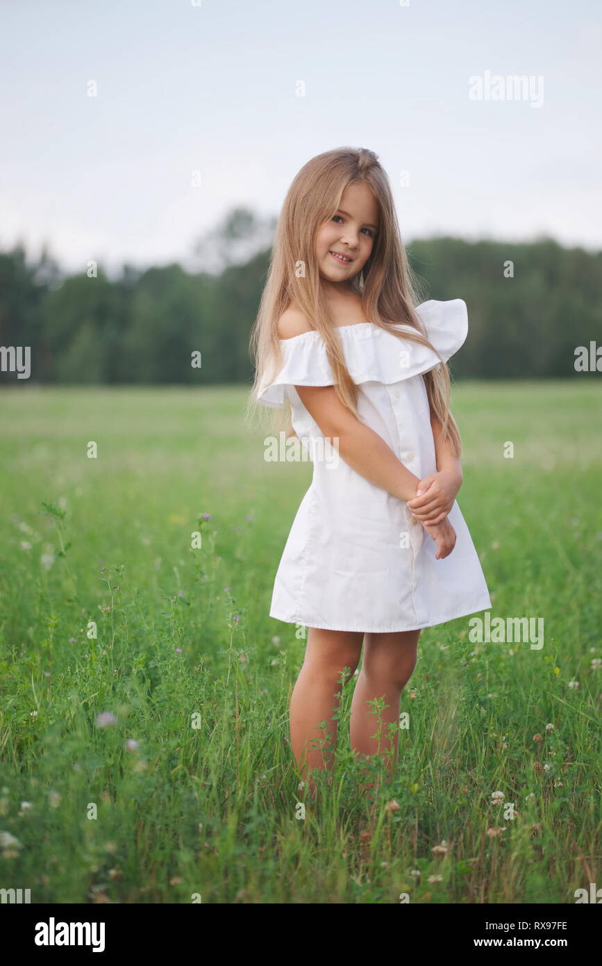 Piccolo felice ragazza con i capelli lunghi Foto Stock