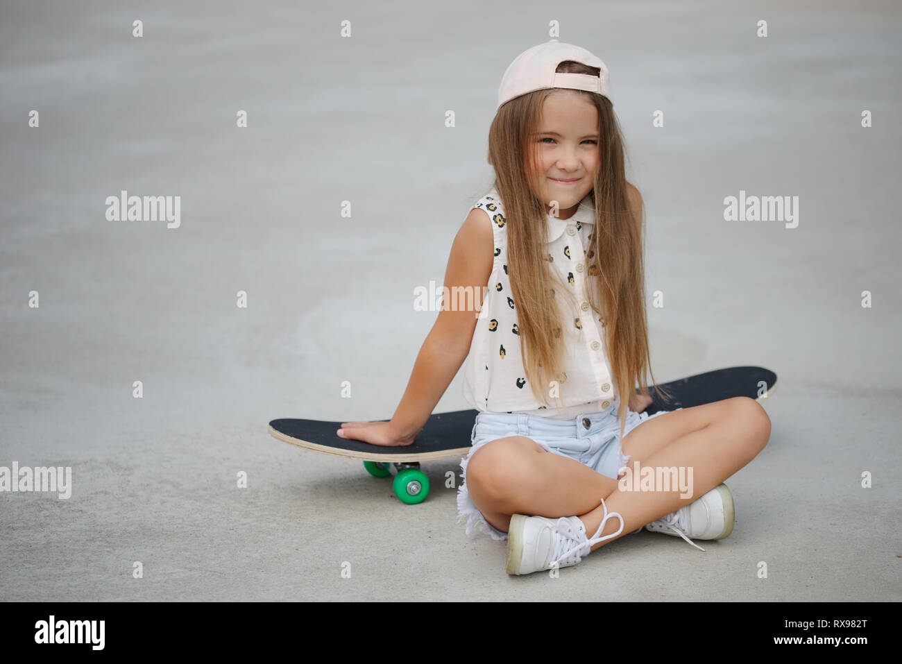 Piccolo felice ragazza con i capelli lunghi Foto Stock