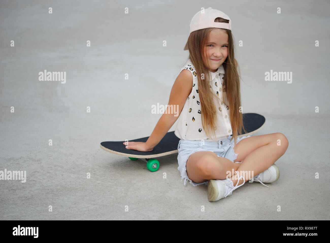 Piccolo felice ragazza con i capelli lunghi Foto Stock