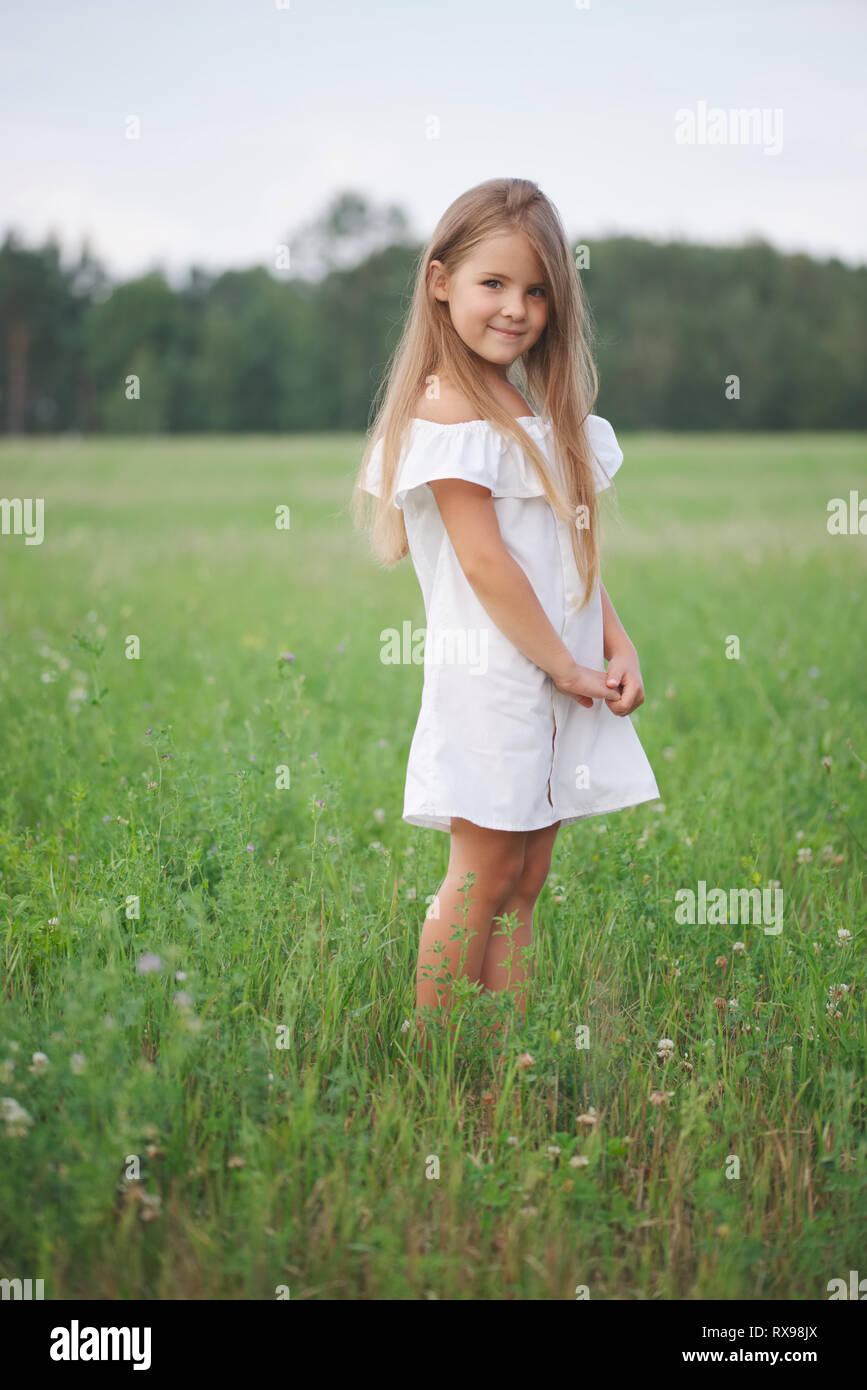 Piccolo felice ragazza con i capelli lunghi Foto Stock