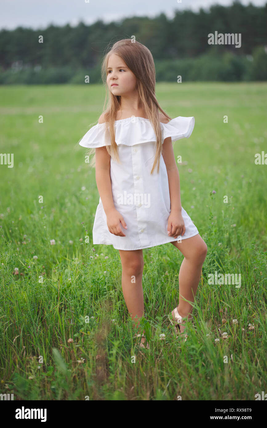 Piccolo felice ragazza con i capelli lunghi Foto Stock