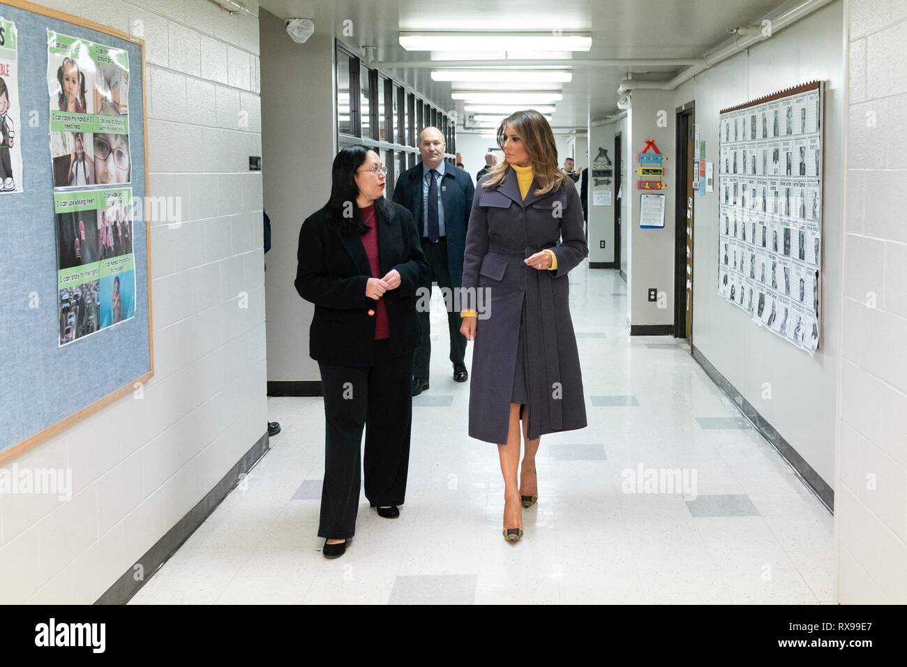 U.S prima signora Melania Trump passeggiate con la scuola principale, Maureen Brown, sinistra, durante una visita alla scuola di Colomba di scoperta di scuola elementare Marzo 4, 2019 in Tulsa, Oklahoma. Foto Stock