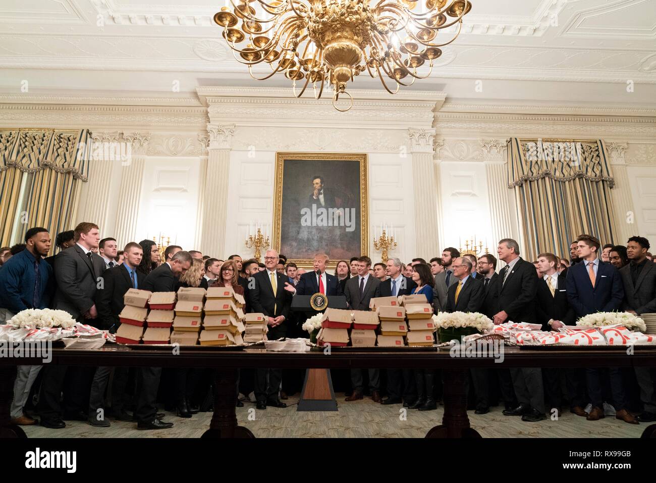 U.S presidente Donald Trump accoglie favorevolmente i giocatori con il 2018 FCS Divisione Calcio i campioni nazionali di North Dakota bisonti per un pranzo di fast-food nello stato in sala da pranzo della Casa Bianca il 4 marzo 2019 a Washington, DC. Foto Stock