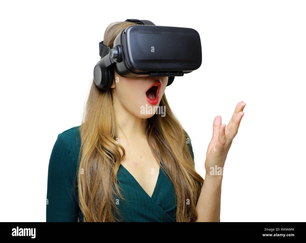 Chiedo giovane donna in occhiali per realtà virtuale su sfondo bianco.  Scioccato la ragazza che indossa il dispositivo VR. Close-up ritratto di  donna con cuffia VR Foto stock - Alamy