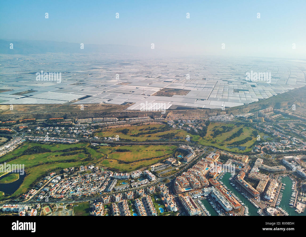 Fotografia aerea del drone vista città di Almerimar con la loro grande quantità di serre, coltivando verdure coltivate. Spagna Foto Stock