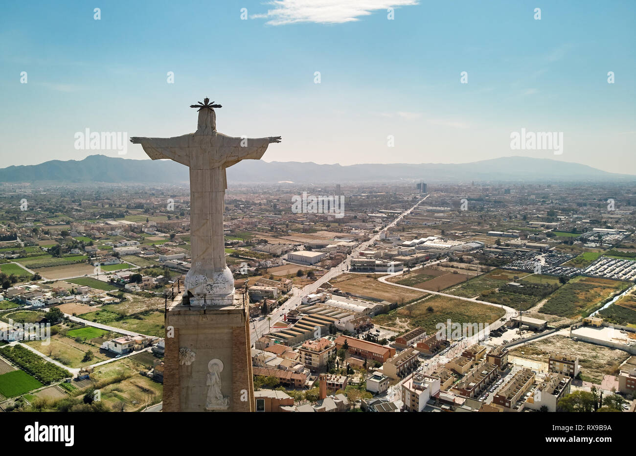Foto aerea ampio angolo drone di punto di vista statua del Cristo sulla cima di una roccia calcarea Monteagudo castello-fortezza e la città di Murcia e sur Foto Stock