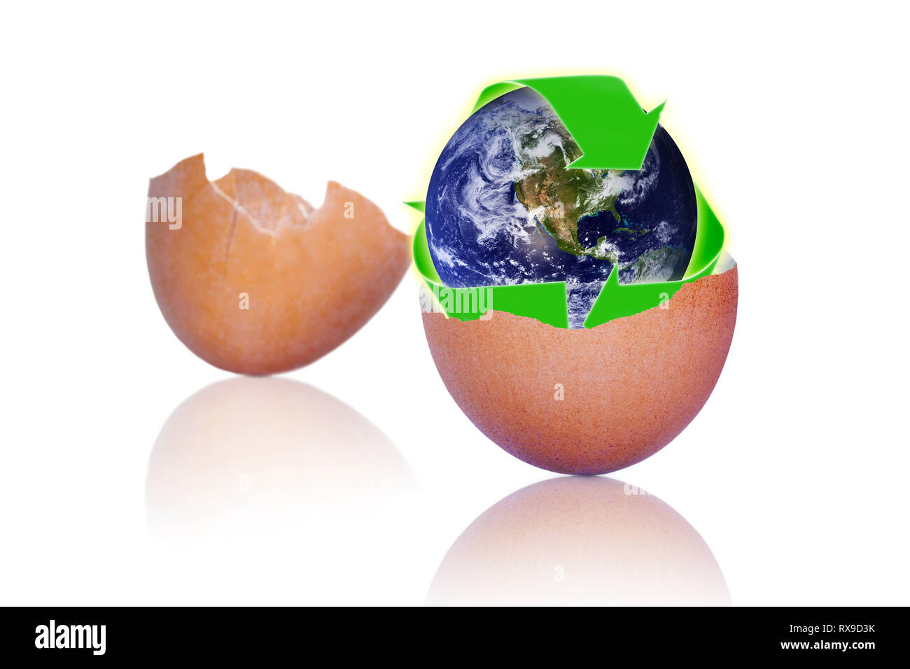 Incrinati uovo marrone che mostra il simbolo di riciclaggio oltre il pianeta terra all'interno. Evitare la produzione di rifiuti attraverso il riciclaggio di calcio-ricca dei gusci in compost o activitie giardinaggio Foto Stock