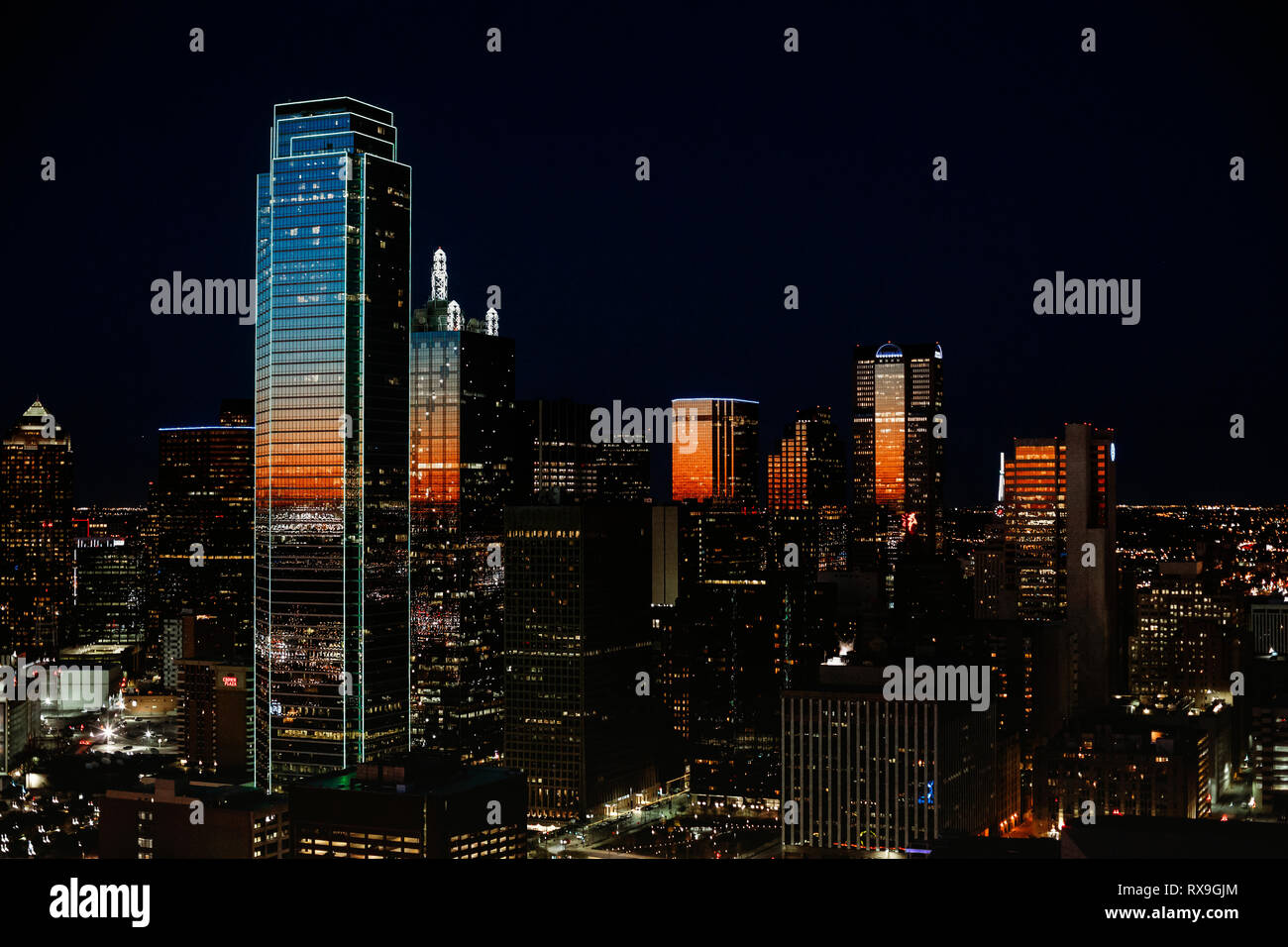 Digital Immagine composita dei luminosi e moderni edifici contro il cielo di notte Foto Stock
