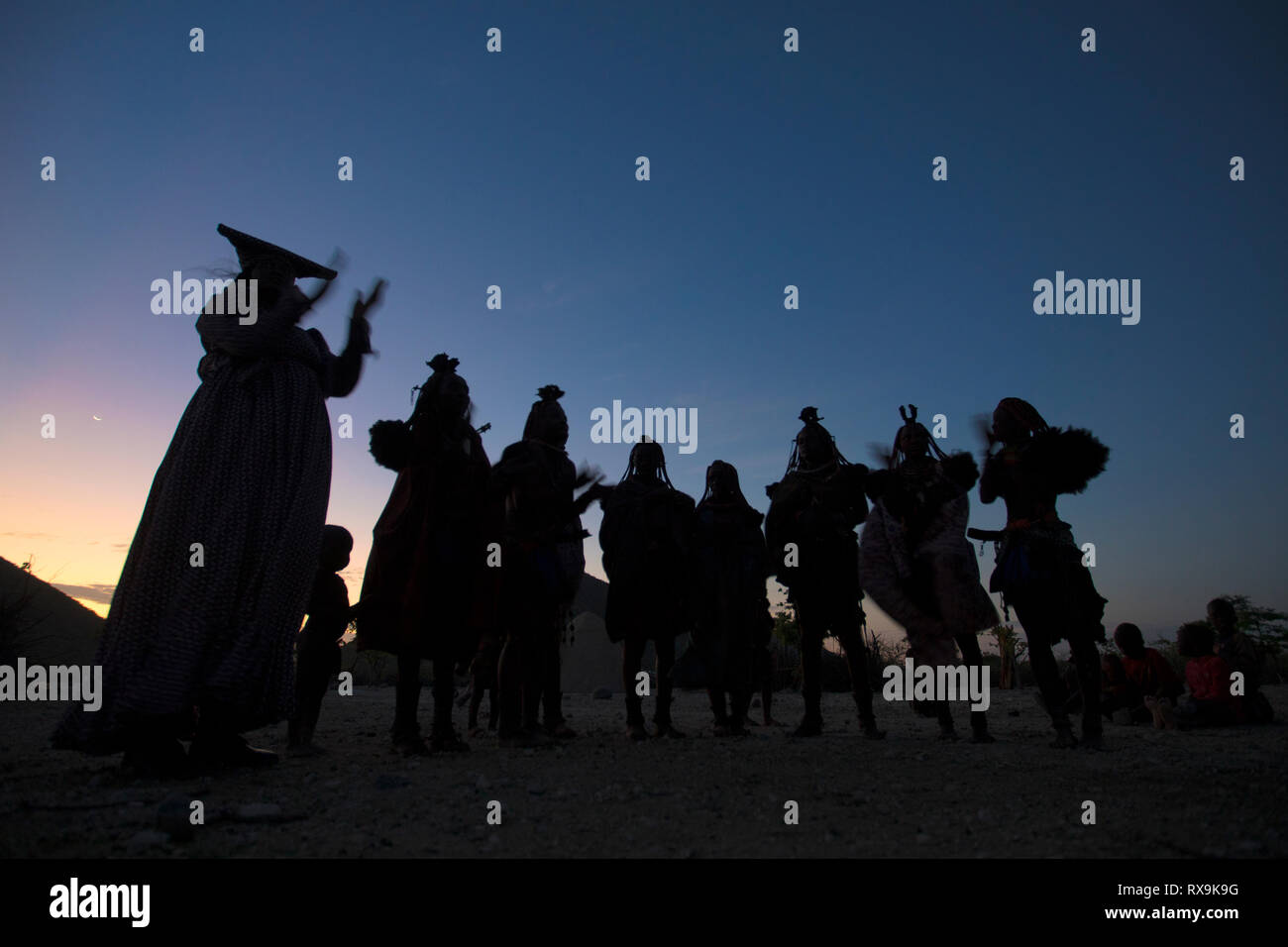 Himba ed Herero donne danza insieme Foto Stock