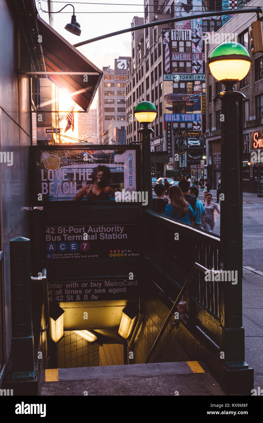 Ingresso del terminale di bus station contro edifici moderni in città durante il tramonto Foto Stock
