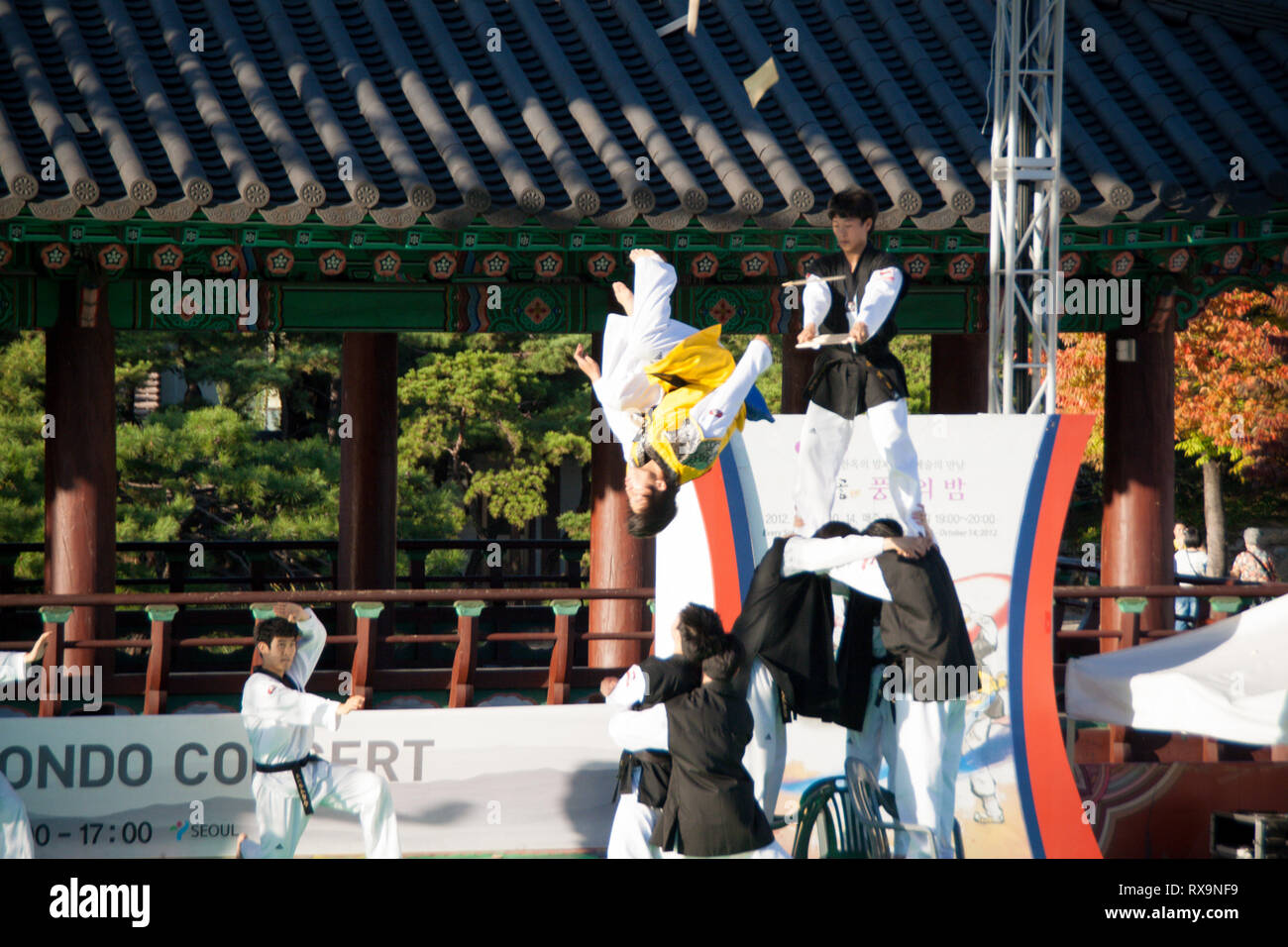 Seoul, Corea del Sud, Ottobre 2012: Tradizionale Taekwondo dimostrazione delle prestazioni in Namsangol Hanok del villaggio. Seoul. Foto Stock