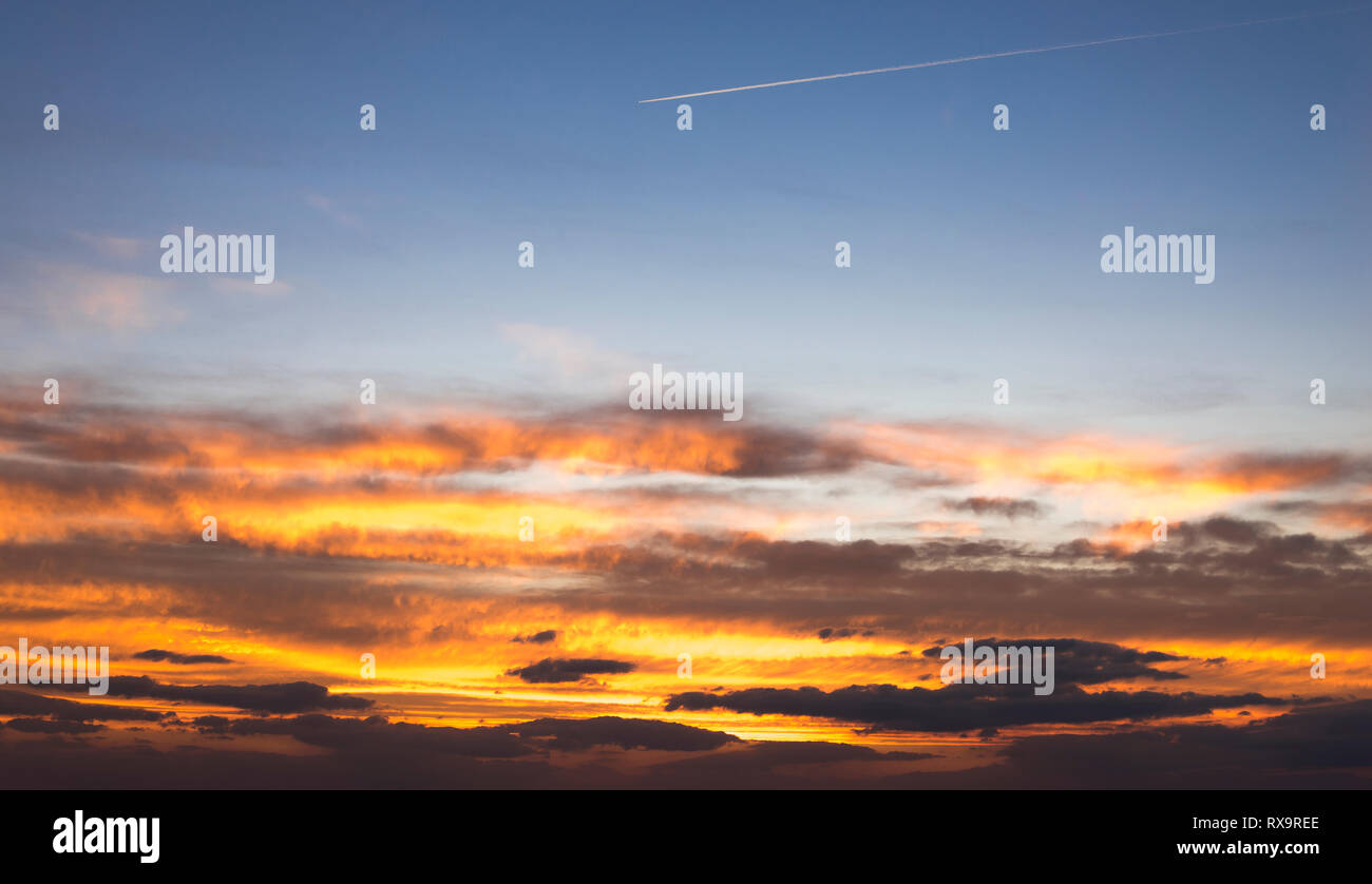 Basso angolo di visione del cielo drammatico durante il tramonto Foto Stock